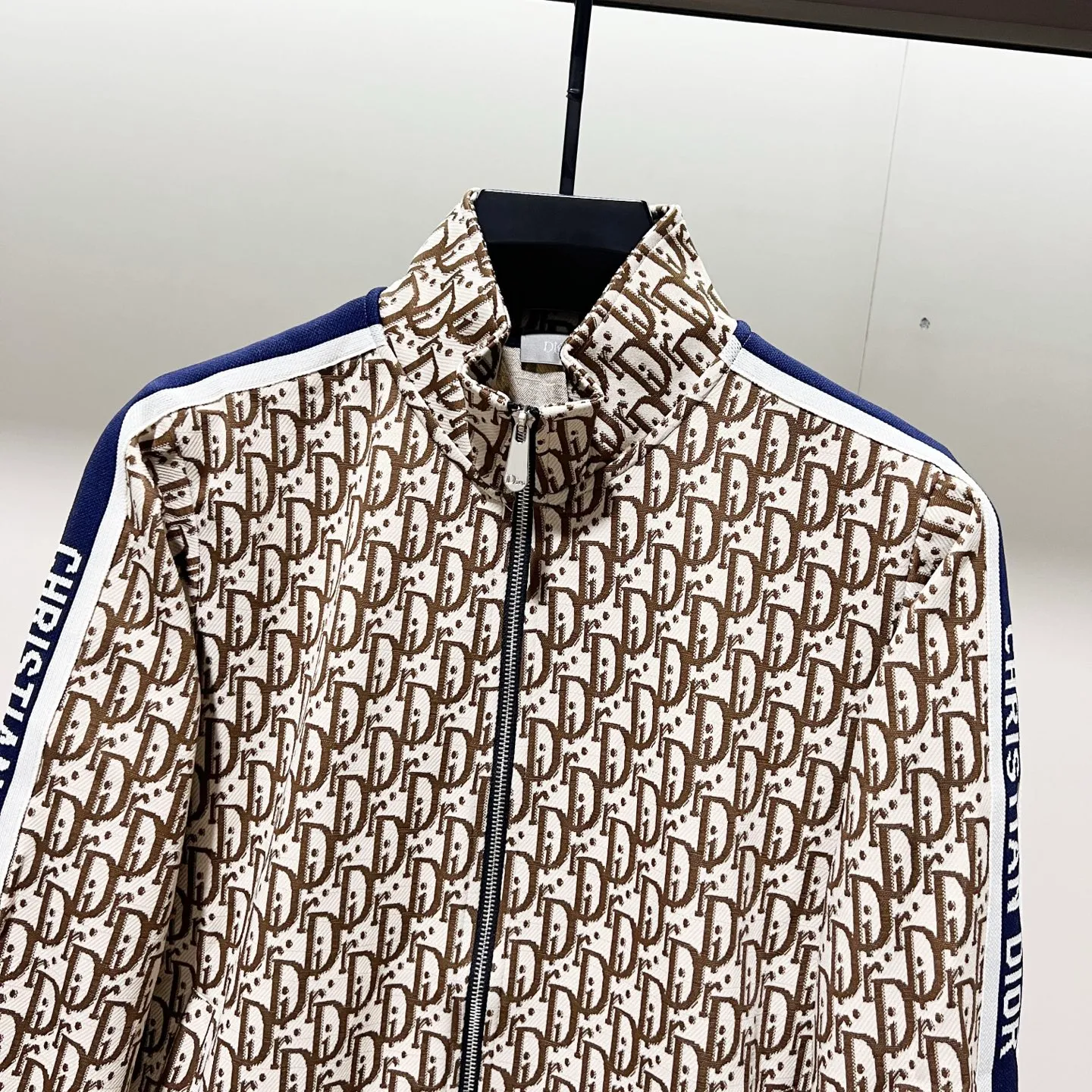 🅿️300 DIOR/Dior custom fabric suit zipper jacket, presbyopic letter LOGO printed all over hand sleeves and webbing splicing process, official synchronization, high version, high quality, fashionable personality, versatile trend, pure original quality, original fabric, tag, collar label, washed wheat, complete three labels, color: khaki. Size: XS-L