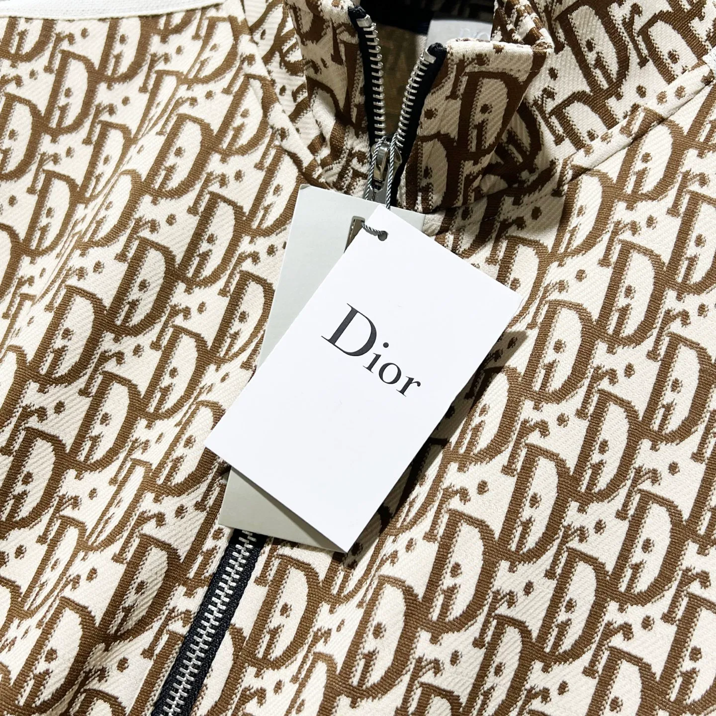 🅿️300 DIOR/Dior custom fabric suit zipper jacket, presbyopic letter LOGO printed all over hand sleeves and webbing splicing process, official synchronization, high version, high quality, fashionable personality, versatile trend, pure original quality, original fabric, tag, collar label, washed wheat, complete three labels, color: khaki. Size: XS-L