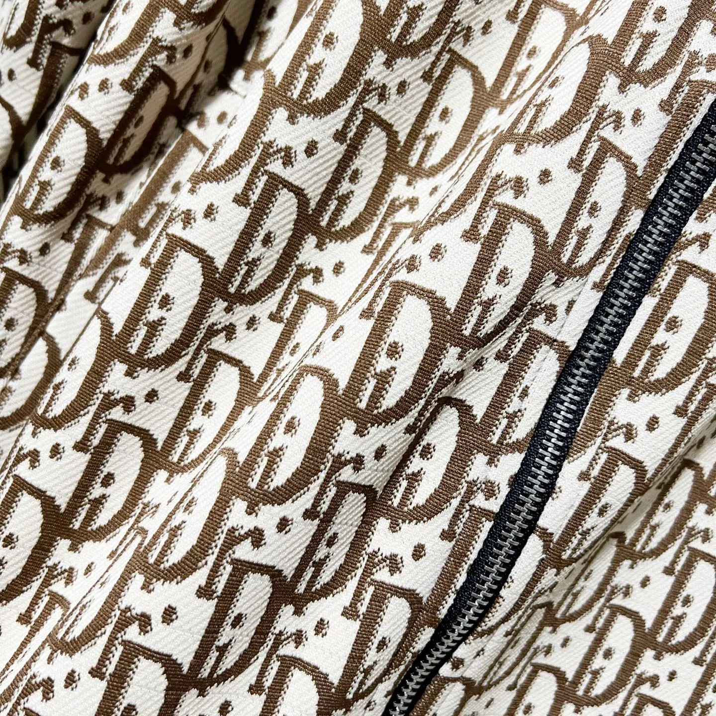 🅿️300 DIOR/Dior custom fabric suit zipper jacket, presbyopic letter LOGO printed all over hand sleeves and webbing splicing process, official synchronization, high version, high quality, fashionable personality, versatile trend, pure original quality, original fabric, tag, collar label, washed wheat, complete three labels, color: khaki. Size: XS-L