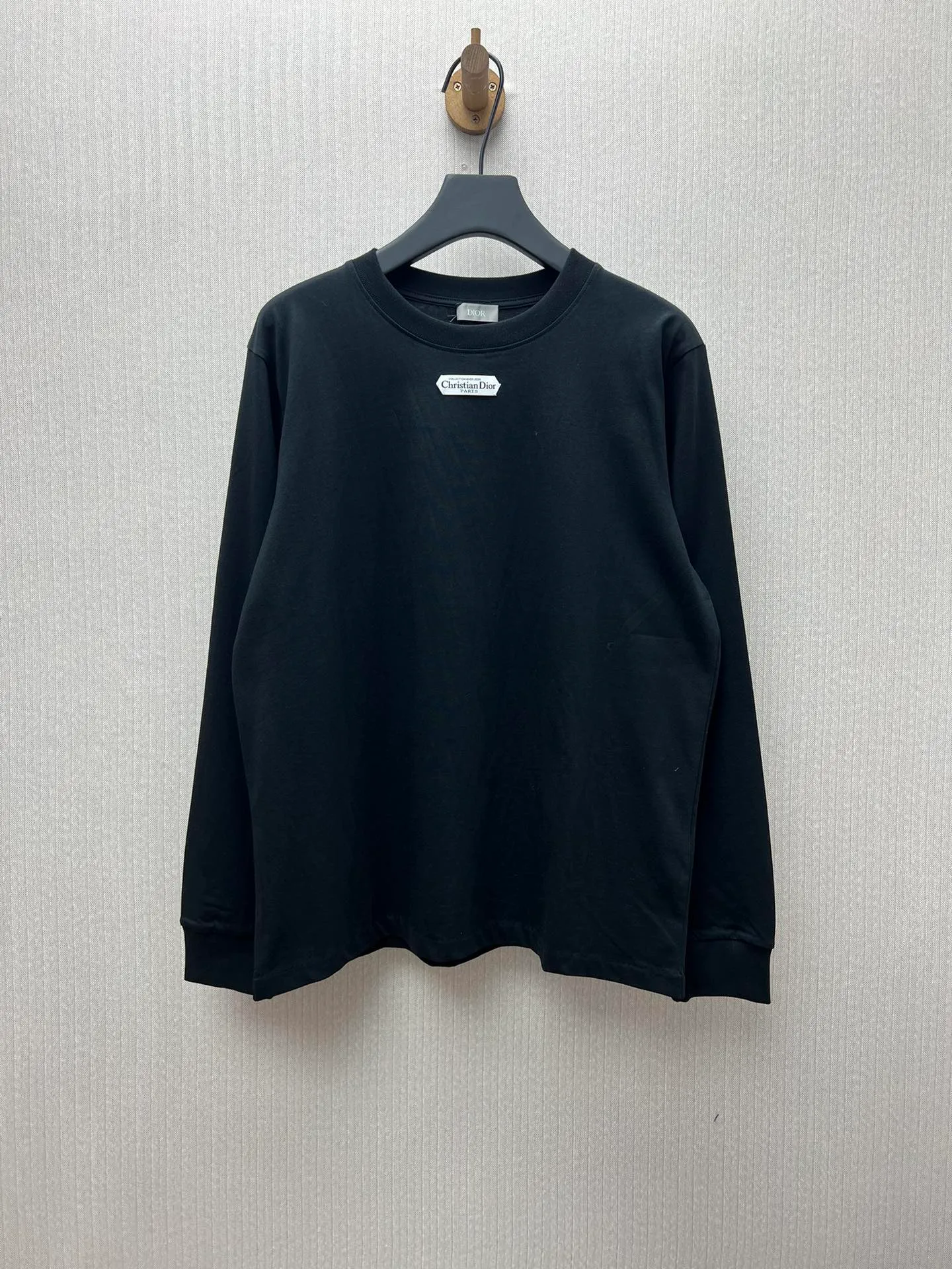 🅿️290 Dior 25ss new T-shirt is a new product of the 2025 winter men's wear series. It is decorated with a Christian Dior Paris logo label inspired by the spirit of Dior haute couture to enhance the style and pay tribute to the extraordinary craftsmanship of the Dior workshop. Crafted from white cotton jersey with a ribbed crew neck and cuffs, it can be worn with track pants for a casual look. Size: S.M.L.XL.