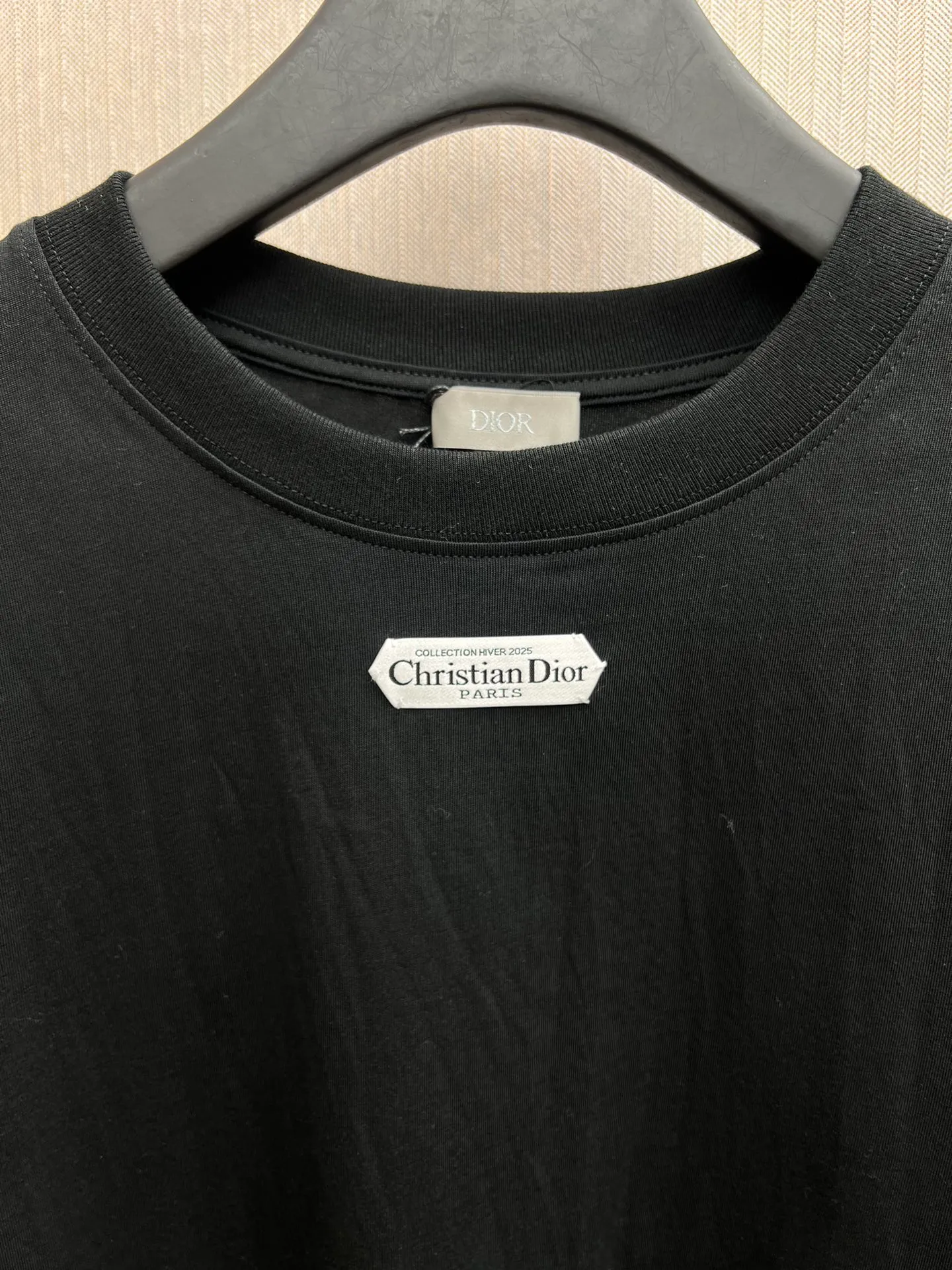 🅿️290 Dior 25ss new T-shirt is a new product of the 2025 winter men's wear series. It is decorated with a Christian Dior Paris logo label inspired by the spirit of Dior haute couture to enhance the style and pay tribute to the extraordinary craftsmanship of the Dior workshop. Crafted from white cotton jersey with a ribbed crew neck and cuffs, it can be worn with track pants for a casual look. Size: S.M.L.XL.