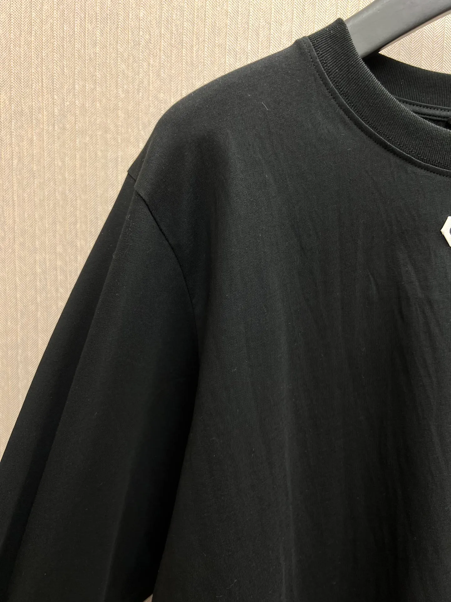 🅿️290 Dior 25ss new T-shirt is a new product of the 2025 winter men's wear series. It is decorated with a Christian Dior Paris logo label inspired by the spirit of Dior haute couture to enhance the style and pay tribute to the extraordinary craftsmanship of the Dior workshop. Crafted from white cotton jersey with a ribbed crew neck and cuffs, it can be worn with track pants for a casual look. Size: S.M.L.XL.