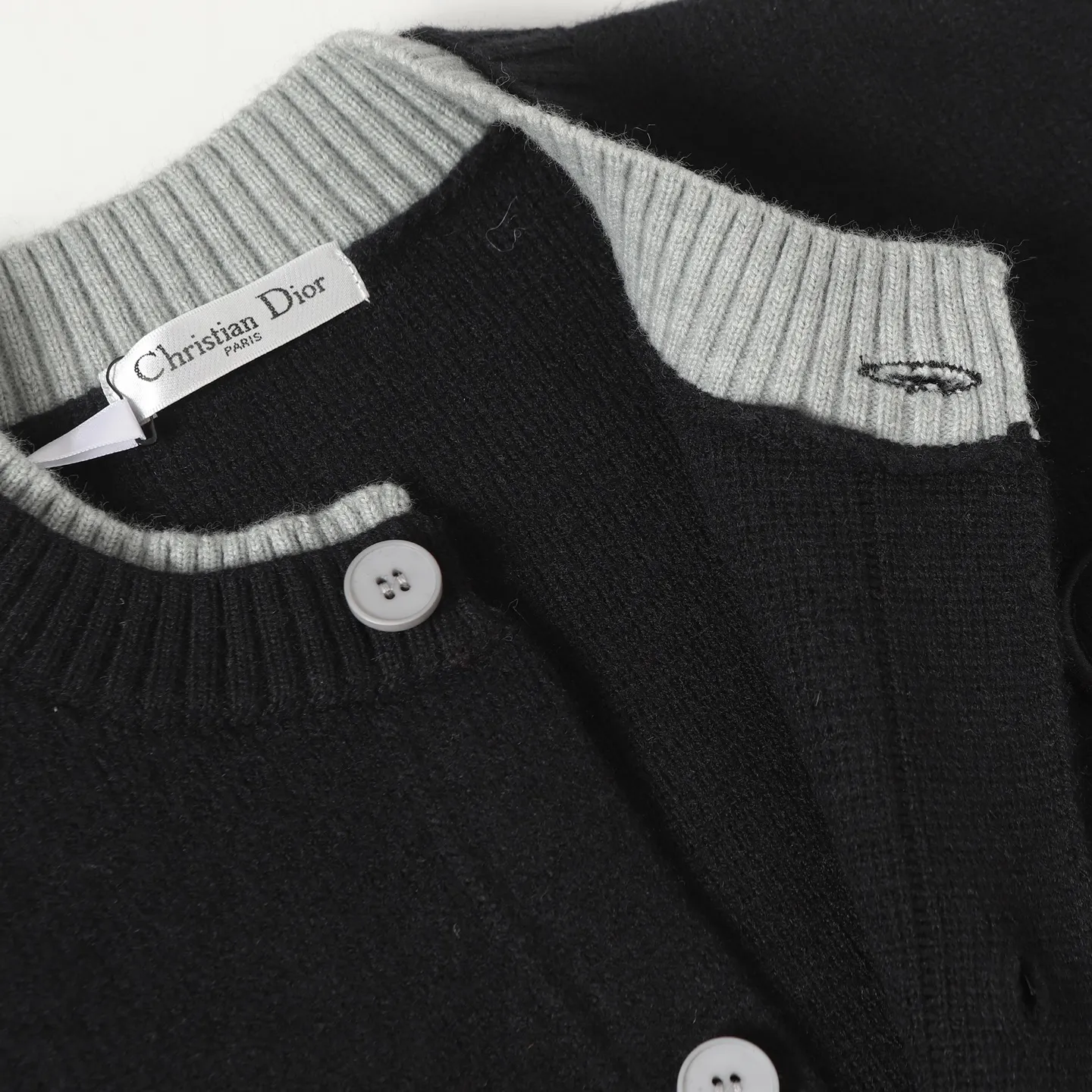 🅿️430 [Top quality] CD/Dior letter logo embroidered crew neck sweater. The fabric is made of 55% merino wool fabric, 35% cotton yarn and 10% polyester. This fabric has high thermal insulation effect and upper body comfort. The embroidery uses 3D three-dimensional embroidery, and the chest is embellished with the DDIOR embroidery logo. Garment washing water removes impurities and lint smell, while effectively fixing the pattern and adding hand feel. Dior Couture logo embroidery on the chest enhances style. Wear it with jeans and sneakers for a sophisticated yet casual modern look. Size:S/M/L/XL