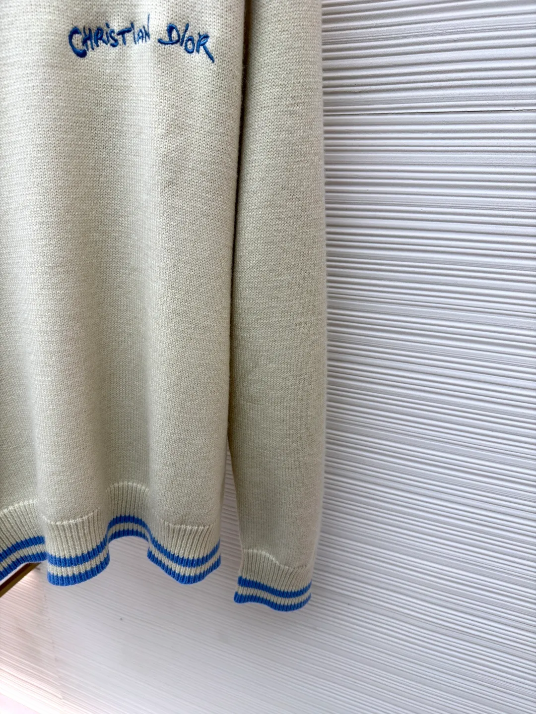 Dior letter embroidered sweater ●Original version: Purchased and developed by 9689 ●Item number: 1680982-B25 ●Material: wool fabric ●Technology: embroidery production ●Version: fitted version ●Weight: about 620 grams ●Size: The pattern-spun yarn is custom-dyed in beige and apricot colors, and an imported 12-needle knitting machine is used for the plain weave process. The chest is decorated with a classic logo on the front. The letter pattern is embroidered with imported Tajima machines using thousands of needles. It adopts precise needle embroidery technology. The embroidery is very fine and dense, and the letter pattern outlines the design clearly. Double-sided hanging wool technology, fine workmanship, clear texture and lines, extremely fine woven threads are made of environmentally friendly fibers, the overall wiring is straight and delicate, the fabric is comfortable and soft, the color is consistent and no color difference. It can be matched with the same style to create a fashionable look, to control various occasions, customized accessories, complete three standards, the same style for men and women!