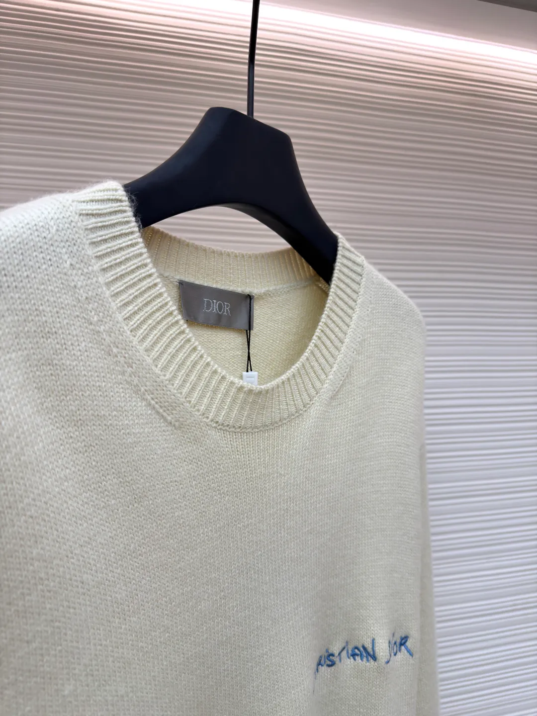 Dior letter embroidered sweater ●Original version: Purchased and developed by 9689 ●Item number: 1680982-B25 ●Material: wool fabric ●Technology: embroidery production ●Version: fitted version ●Weight: about 620 grams ●Size: The pattern-spun yarn is custom-dyed in beige and apricot colors, and an imported 12-needle knitting machine is used for the plain weave process. The chest is decorated with a classic logo on the front. The letter pattern is embroidered with imported Tajima machines using thousands of needles. It adopts precise needle embroidery technology. The embroidery is very fine and dense, and the letter pattern outlines the design clearly. Double-sided hanging wool technology, fine workmanship, clear texture and lines, extremely fine woven threads are made of environmentally friendly fibers, the overall wiring is straight and delicate, the fabric is comfortable and soft, the color is consistent and no color difference. It can be matched with the same style to create a fashionable look, to control various occasions, customized accessories, complete three standards, the same style for men and women!