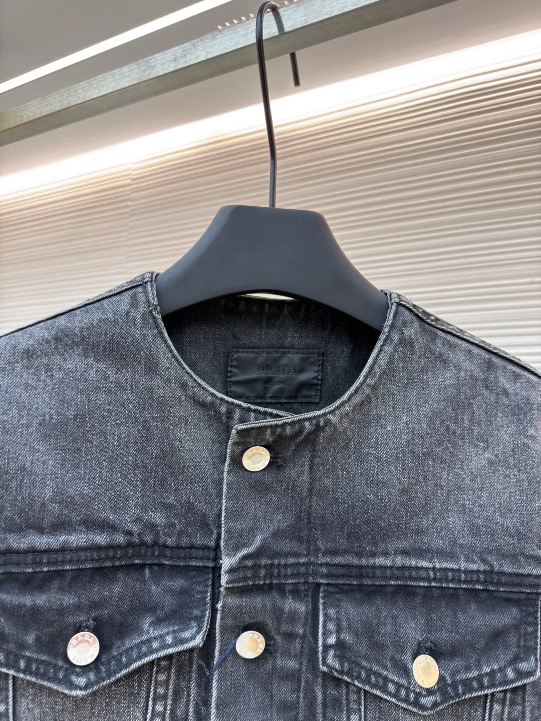 Prada washed denim jacket ●Original version: Purchased and developed by 7709 ●Item number: 1680932-B70 ●Material: denim fabric ●Technology: washed production ●Version: fitted version ●Weight: about 895 grams ●Size: S-M-L-XL ●Description: The fabric is made of 100% pure cotton custom-dyed twill 10*10 denim fabric. It has been treated with fine artificial twill and garment washing and fading processes to show a natural distressed effect. The jacket has a fitted fit and an unlined construction for comfort. Round neckline and long sleeves with button closures. The front is opened and closed with a single row of buttons, equipped with a customized triangular steel label and four-button buckle, and the details highlight the brand texture. Contrasting color topstitching and patch pocket design add a sense of hierarchy, and the pocket is equipped with a button flap. The overall design is loosely cut and processed with a special washing process. The fabric is soft and rich in texture. The customized leather label and trademark are perfectly original details, and the collarless design is more casual and fashionable. The overall wiring is straight and delicate, the fabric is comfortable and soft, and the color is consistent without color difference. It can be matched with the same style to create a fashionable look and control various occasions. Customized accessories, complete with three standards, same style for men and women!