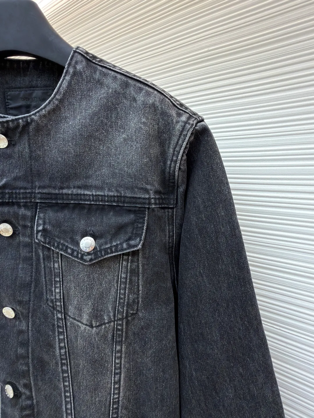 Prada washed denim jacket ●Original version: Purchased and developed by 7709 ●Item number: 1680932-B70 ●Material: denim fabric ●Technology: washed production ●Version: fitted version ●Weight: about 895 grams ●Size: S-M-L-XL ●Description: The fabric is made of 100% pure cotton custom-dyed twill 10*10 denim fabric. It has been treated with fine artificial twill and garment washing and fading processes to show a natural distressed effect. The jacket has a fitted fit and an unlined construction for comfort. Round neckline and long sleeves with button closures. The front is opened and closed with a single row of buttons, equipped with a customized triangular steel label and four-button buckle, and the details highlight the brand texture. Contrasting color topstitching and patch pocket design add a sense of hierarchy, and the pocket is equipped with a button flap. The overall design is loosely cut and processed with a special washing process. The fabric is soft and rich in texture. The customized leather label and trademark are perfectly original details, and the collarless design is more casual and fashionable. The overall wiring is straight and delicate, the fabric is comfortable and soft, and the color is consistent without color difference. It can be matched with the same style to create a fashionable look and control various occasions. Customized accessories, complete with three standards, same style for men and women!