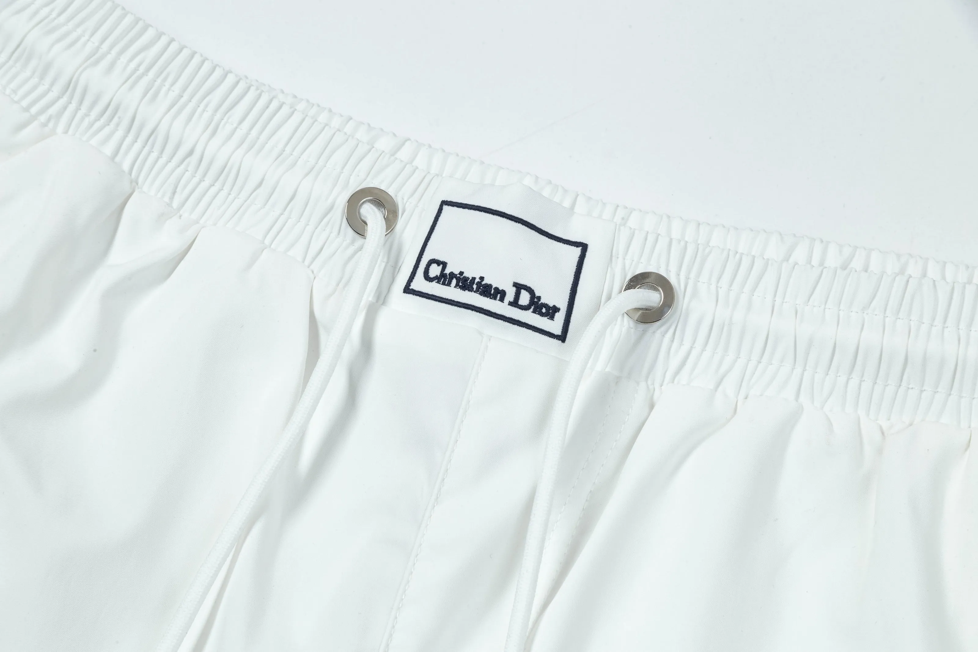 🅿️160 2025 DiOR Dior's new quick-drying beach shorts, customized fabrics, craft embroidery logo. The version is tight and three-dimensional, with straight stripe splicing. The customized trouser cord hardware has strong texture and smoothness. The upper body is comfortable and breathable. It has a concave and convex three-dimensional feel. It is fashionable and casual. Color: Black White Size: M-4XL