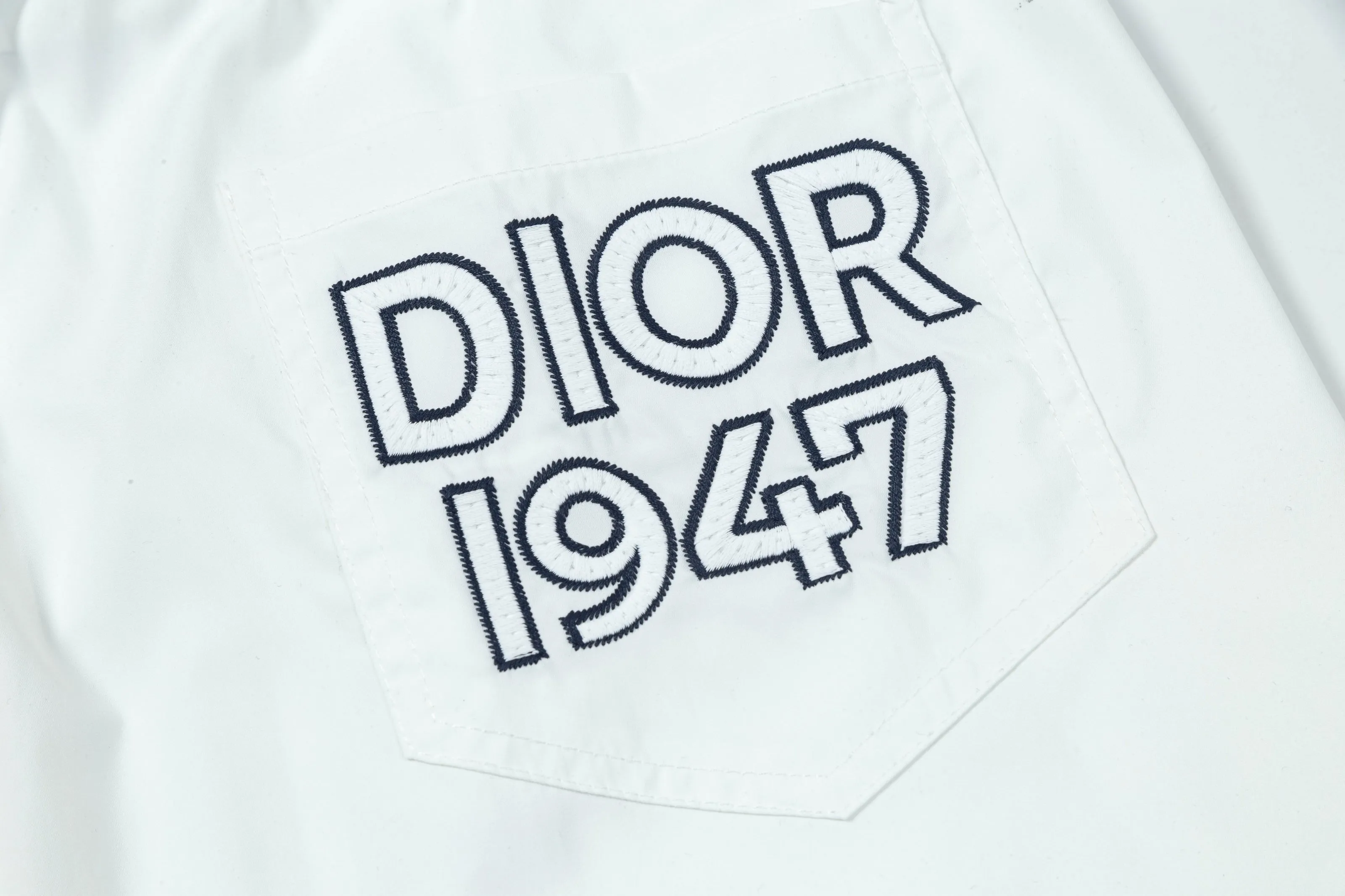 🅿️160 2025 DiOR Dior's new quick-drying beach shorts, customized fabrics, craft embroidery logo. The version is tight and three-dimensional, with straight stripe splicing. The customized trouser cord hardware has strong texture and smoothness. The upper body is comfortable and breathable. It has a concave and convex three-dimensional feel. It is fashionable and casual. Color: Black White Size: M-4XL
