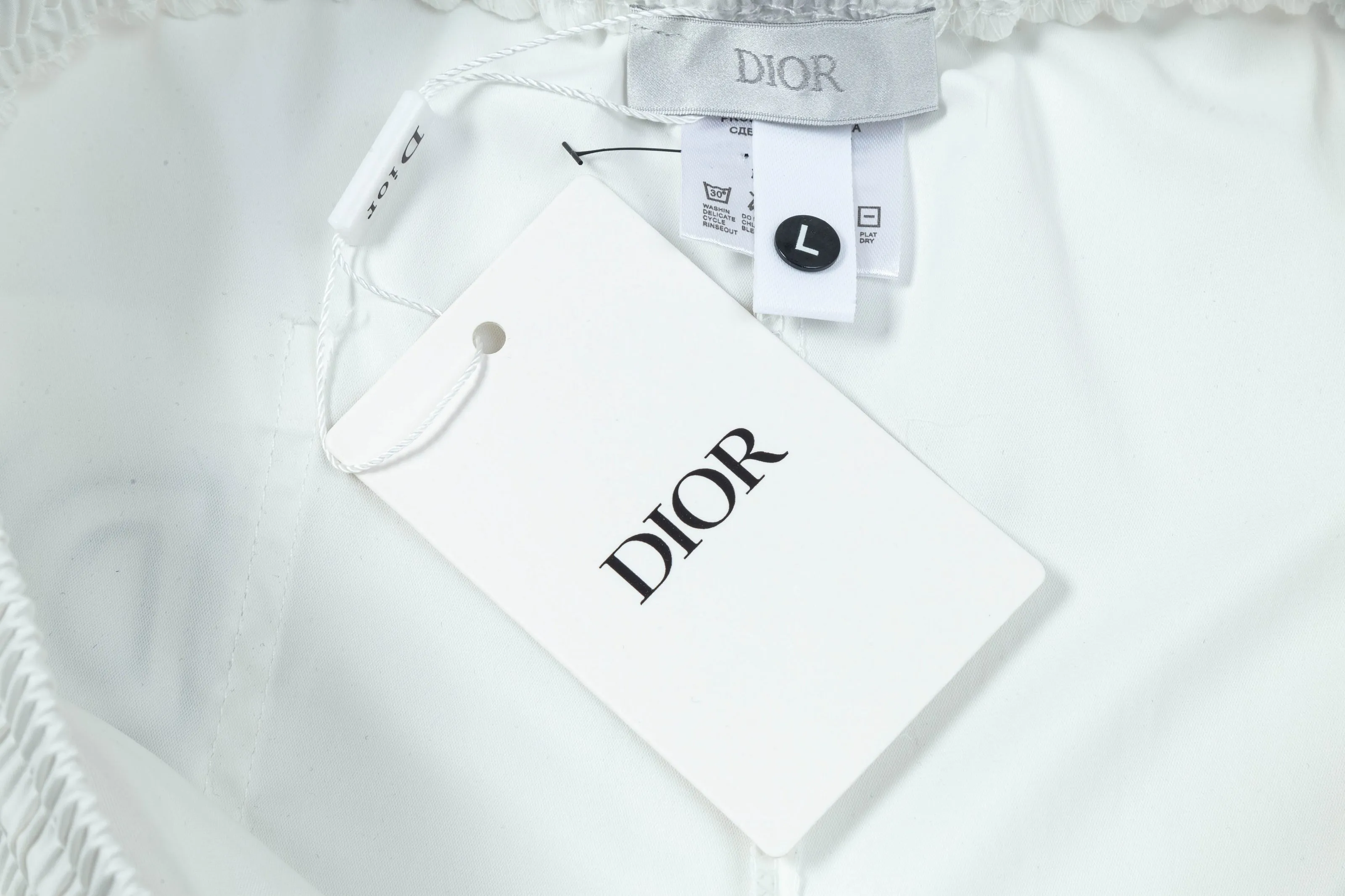 🅿️160 2025 DiOR Dior's new quick-drying beach shorts, customized fabrics, craft embroidery logo. The version is tight and three-dimensional, with straight stripe splicing. The customized trouser cord hardware has strong texture and smoothness. The upper body is comfortable and breathable. It has a concave and convex three-dimensional feel. It is fashionable and casual. Color: Black White Size: M-4XL
