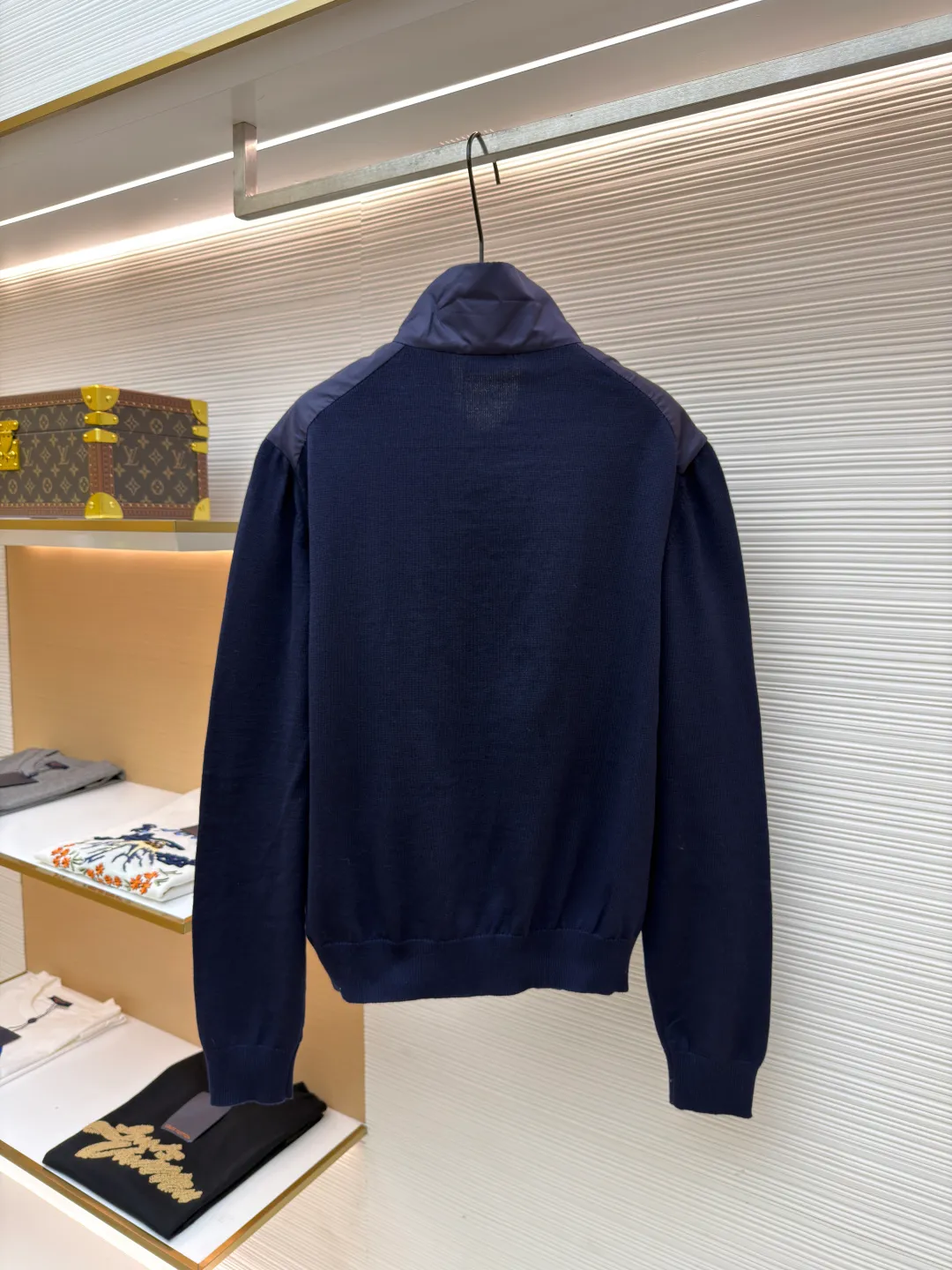 Prada triangle logo knitted splicing nylon jacket ●Original version: Purchased and developed at 20800 ●Item number: 1681157-B40 ●Fabric: twill light-sensitive nylon laminated fabric ●Technology: made with garment wash ●Color: dark blue ●Version: fitted version ●Weight: about 505 grams ●Size: 48-50-52-54 ●Description: Customized twill light-sensitive nylon laminated material And custom-woven mercerized wool blended knitted fabric, soft and delicate, comfortable and close to the skin. Using deep navy blue as the ink and splicing as the pen, harmonious symbiosis. The iconic enameled triangular metal logo is embellished to highlight the elegance and nobility of the brand. Use splicing design to deconstruct classics. When the gentleness of wool meets the sharpness of Re-Nylon, it reveals a flexible and relaxed beauty. The tactile layering is the ultimate sense of luxury. It is a detail hidden in the restraint. The infrared positioning of the "Prada triangle mark" by an imported special machine is more precise and firm. Seamless splicing is made with fine workmanship. The sweater fabric pieces are connected together through specific sewing and knitting techniques, so that there are almost no traces of the splicing. The splicing effect is beautiful and neat, and the template machine opens the bag. The preset template guides the position, shape and size of the bag opening. The accuracy ensures the quality of the bag opening effect. The ready-to-wear washing water is softened and deodorized through professional washing equipment and specific detergents. The clothes are deeply cleaned and deodorized to improve the feel and appearance of the clothes. The overall wiring is straight and delicate, the fabric is comfortable and soft, and the color is consistent without color difference. It can be matched with the same style to create a fashionable look and control various occasions. Customized accessories, complete with three standards, same style for men and women!