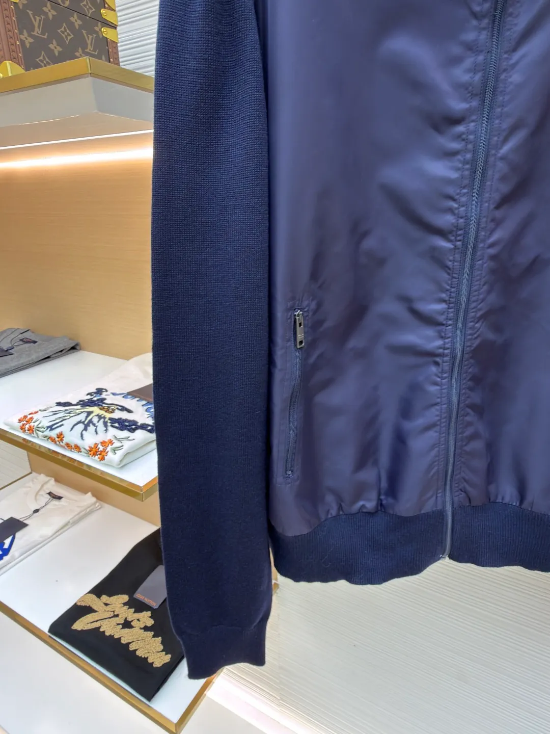 Prada triangle logo knitted splicing nylon jacket ●Original version: Purchased and developed at 20800 ●Item number: 1681157-B40 ●Fabric: twill light-sensitive nylon laminated fabric ●Technology: made with garment wash ●Color: dark blue ●Version: fitted version ●Weight: about 505 grams ●Size: 48-50-52-54 ●Description: Customized twill light-sensitive nylon laminated material And custom-woven mercerized wool blended knitted fabric, soft and delicate, comfortable and close to the skin. Using deep navy blue as the ink and splicing as the pen, harmonious symbiosis. The iconic enameled triangular metal logo is embellished to highlight the elegance and nobility of the brand. Use splicing design to deconstruct classics. When the gentleness of wool meets the sharpness of Re-Nylon, it reveals a flexible and relaxed beauty. The tactile layering is the ultimate sense of luxury. It is a detail hidden in the restraint. The infrared positioning of the "Prada triangle mark" by an imported special machine is more precise and firm. Seamless splicing is made with fine workmanship. The sweater fabric pieces are connected together through specific sewing and knitting techniques, so that there are almost no traces of the splicing. The splicing effect is beautiful and neat, and the template machine opens the bag. The preset template guides the position, shape and size of the bag opening. The accuracy ensures the quality of the bag opening effect. The ready-to-wear washing water is softened and deodorized through professional washing equipment and specific detergents. The clothes are deeply cleaned and deodorized to improve the feel and appearance of the clothes. The overall wiring is straight and delicate, the fabric is comfortable and soft, and the color is consistent without color difference. It can be matched with the same style to create a fashionable look and control various occasions. Customized accessories, complete with three standards, same style for men and women!