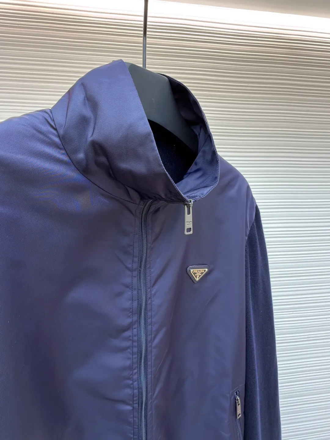 Prada triangle logo knitted splicing nylon jacket ●Original version: Purchased and developed at 20800 ●Item number: 1681157-B40 ●Fabric: twill light-sensitive nylon laminated fabric ●Technology: made with garment wash ●Color: dark blue ●Version: fitted version ●Weight: about 505 grams ●Size: 48-50-52-54 ●Description: Customized twill light-sensitive nylon laminated material And custom-woven mercerized wool blended knitted fabric, soft and delicate, comfortable and close to the skin. Using deep navy blue as the ink and splicing as the pen, harmonious symbiosis. The iconic enameled triangular metal logo is embellished to highlight the elegance and nobility of the brand. Use splicing design to deconstruct classics. When the gentleness of wool meets the sharpness of Re-Nylon, it reveals a flexible and relaxed beauty. The tactile layering is the ultimate sense of luxury. It is a detail hidden in the restraint. The infrared positioning of the "Prada triangle mark" by an imported special machine is more precise and firm. Seamless splicing is made with fine workmanship. The sweater fabric pieces are connected together through specific sewing and knitting techniques, so that there are almost no traces of the splicing. The splicing effect is beautiful and neat, and the template machine opens the bag. The preset template guides the position, shape and size of the bag opening. The accuracy ensures the quality of the bag opening effect. The ready-to-wear washing water is softened and deodorized through professional washing equipment and specific detergents. The clothes are deeply cleaned and deodorized to improve the feel and appearance of the clothes. The overall wiring is straight and delicate, the fabric is comfortable and soft, and the color is consistent without color difference. It can be matched with the same style to create a fashionable look and control various occasions. Customized accessories, complete with three standards, same style for men and women!