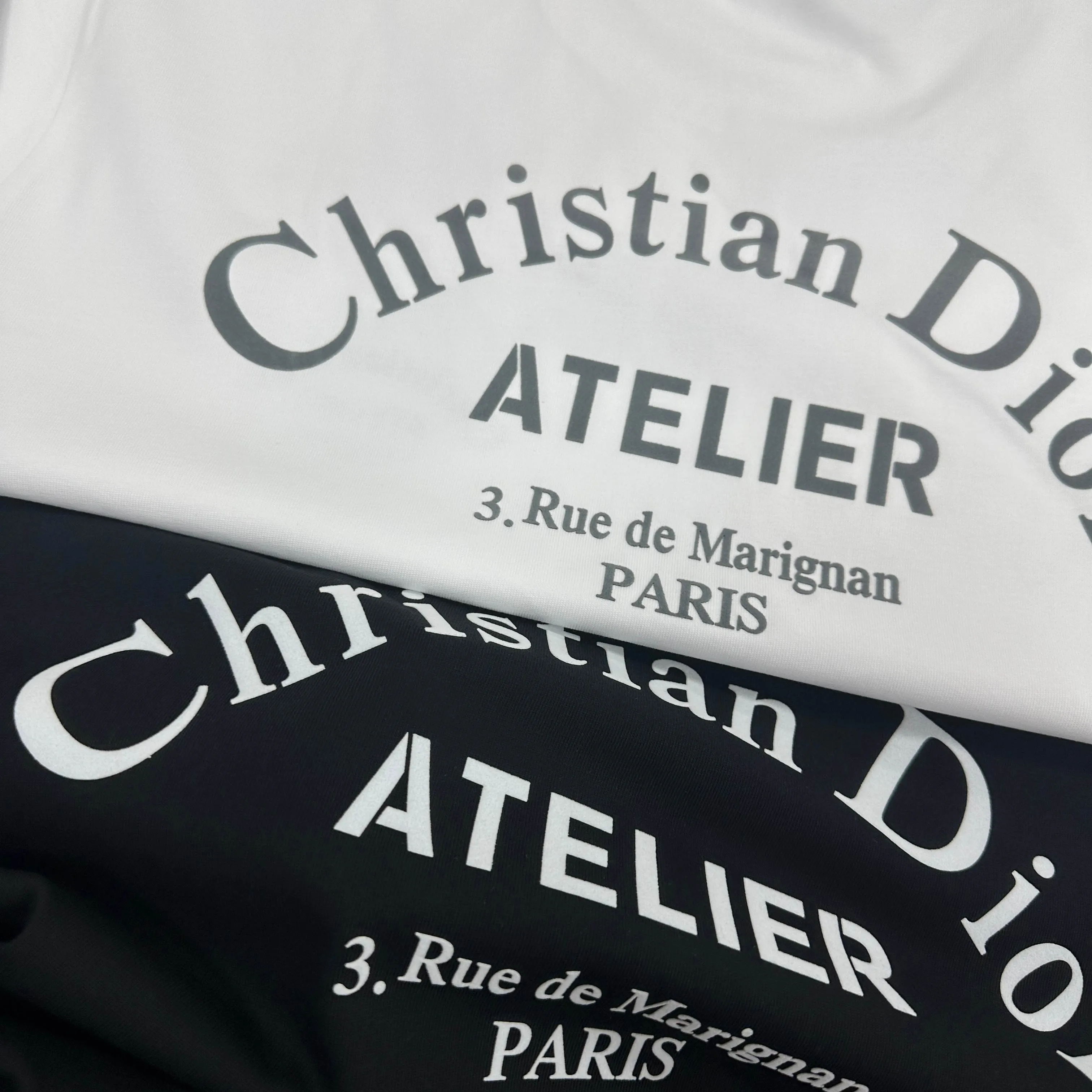 🅿️190 Dio* Dior 2025 spring and summer new style Classic letter flocking process before and after simple and elegant Customized double yarn plain cotton fabric Short-sleeved T-shirt Uniform for men and women Color: black white Size: S (90-130 catties) M (120-150 catties) L (140-165 catties) XL (160-180 catties) XXL (180-210 pounds)