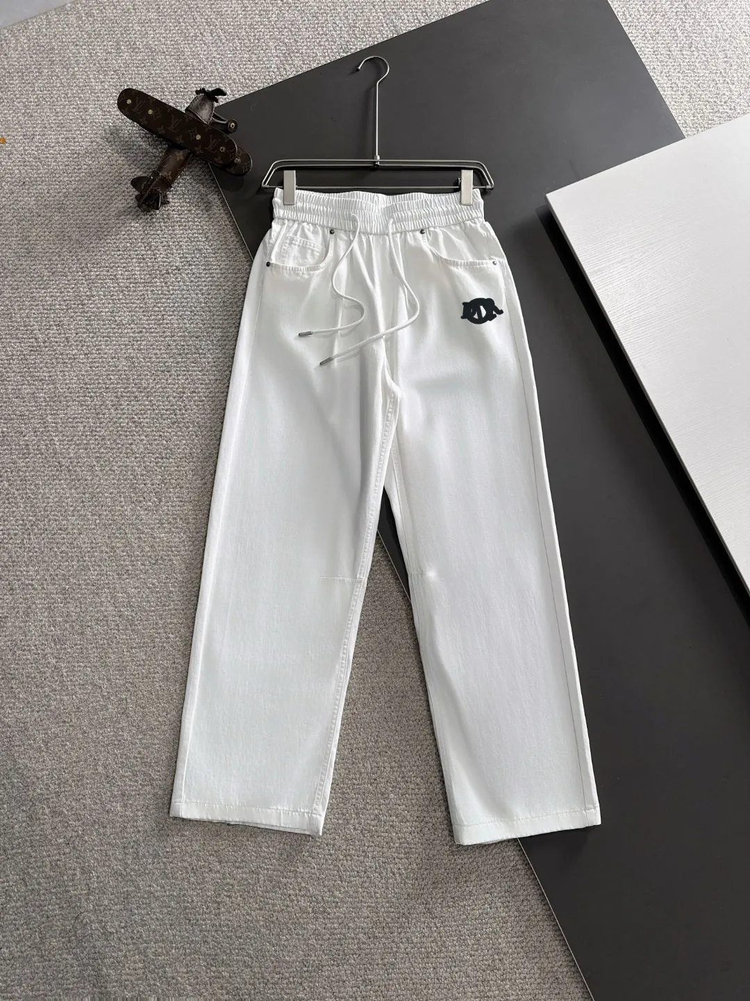 🅿️400 next day shipping Dior 2025 spring and summer new elastic band casual pants, thin counter custom fabrics, high breathability and comfort, impeccable details, brand element design concept, reflecting high quality. It feels delicate and soft! It presents a casual cut and the upper body shape is great! Size: M-4XL