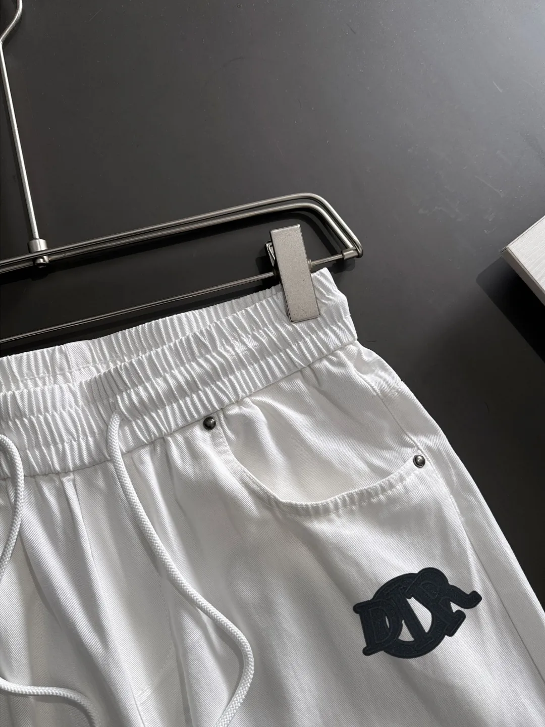 🅿️400 next day shipping Dior 2025 spring and summer new elastic band casual pants, thin counter custom fabrics, high breathability and comfort, impeccable details, brand element design concept, reflecting high quality. It feels delicate and soft! It presents a casual cut and the upper body shape is great! Size: M-4XL