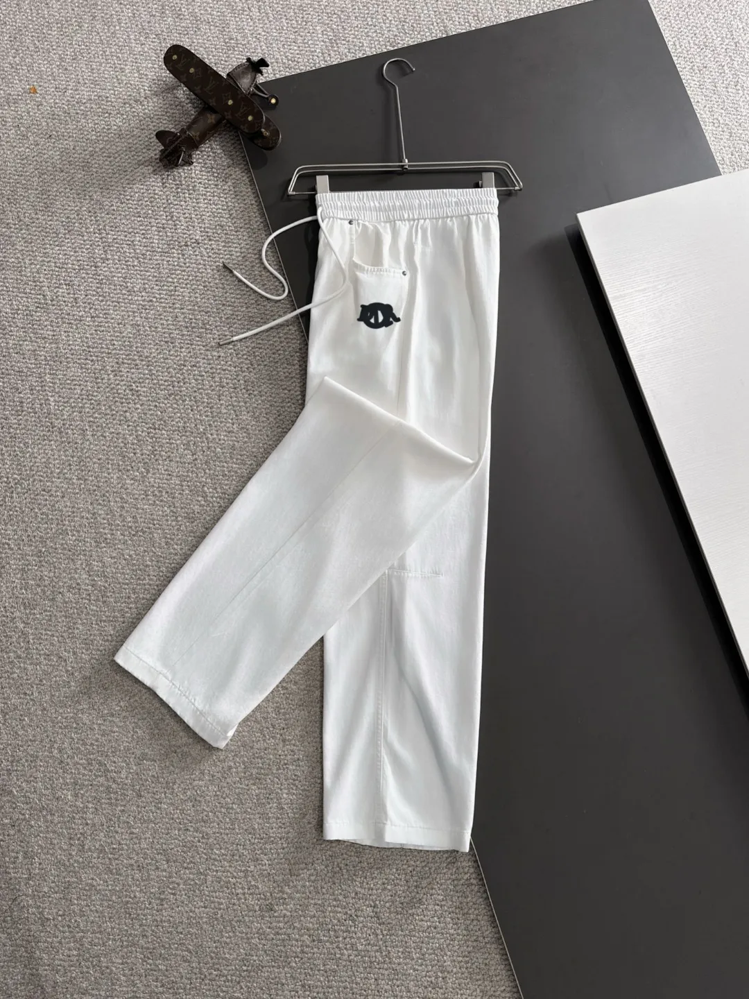 🅿️400 next day shipping Dior 2025 spring and summer new elastic band casual pants, thin counter custom fabrics, high breathability and comfort, impeccable details, brand element design concept, reflecting high quality. It feels delicate and soft! It presents a casual cut and the upper body shape is great! Size: M-4XL