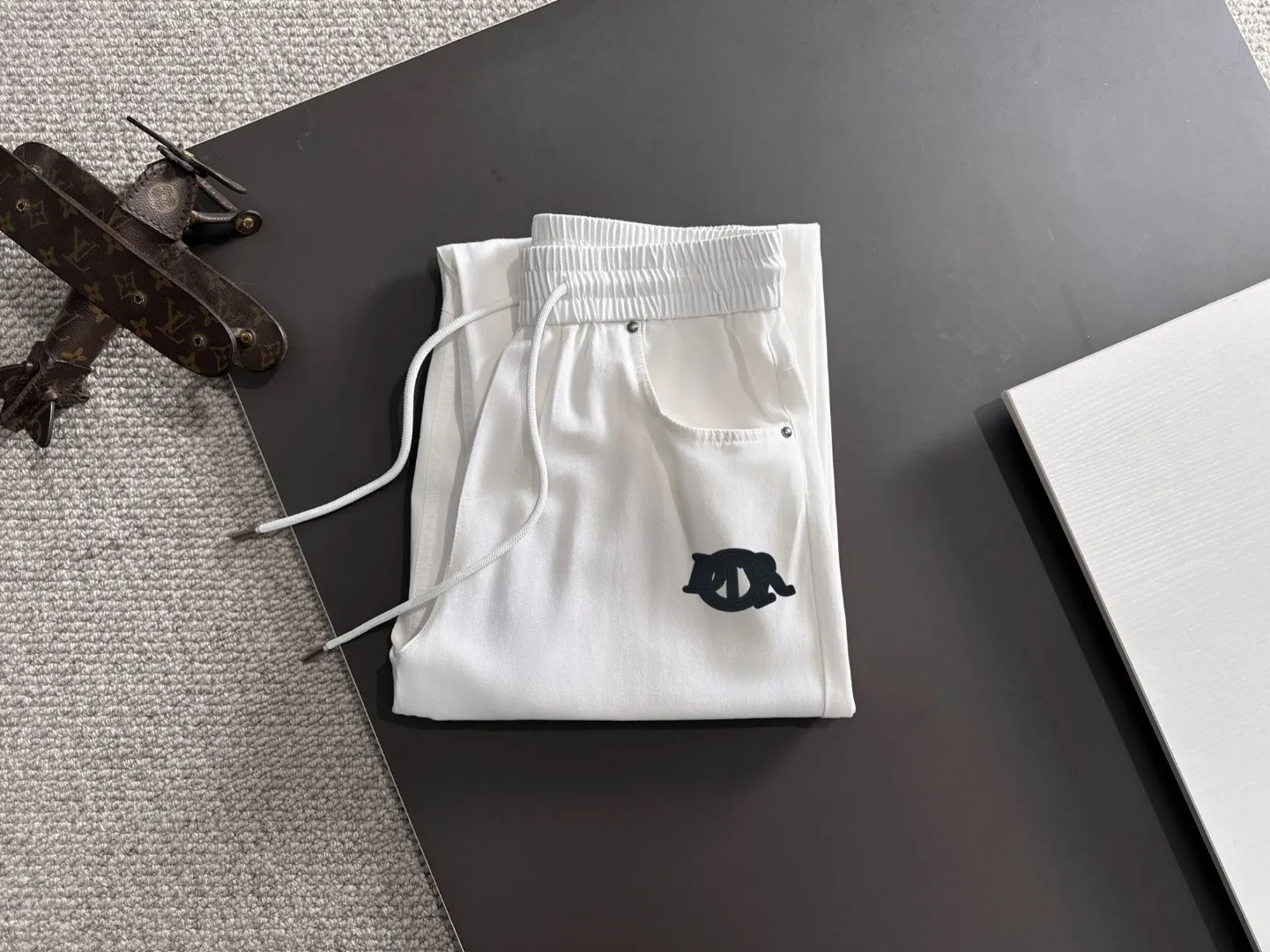 🅿️400 next day shipping Dior 2025 spring and summer new elastic band casual pants, thin counter custom fabrics, high breathability and comfort, impeccable details, brand element design concept, reflecting high quality. It feels delicate and soft! It presents a casual cut and the upper body shape is great! Size: M-4XL