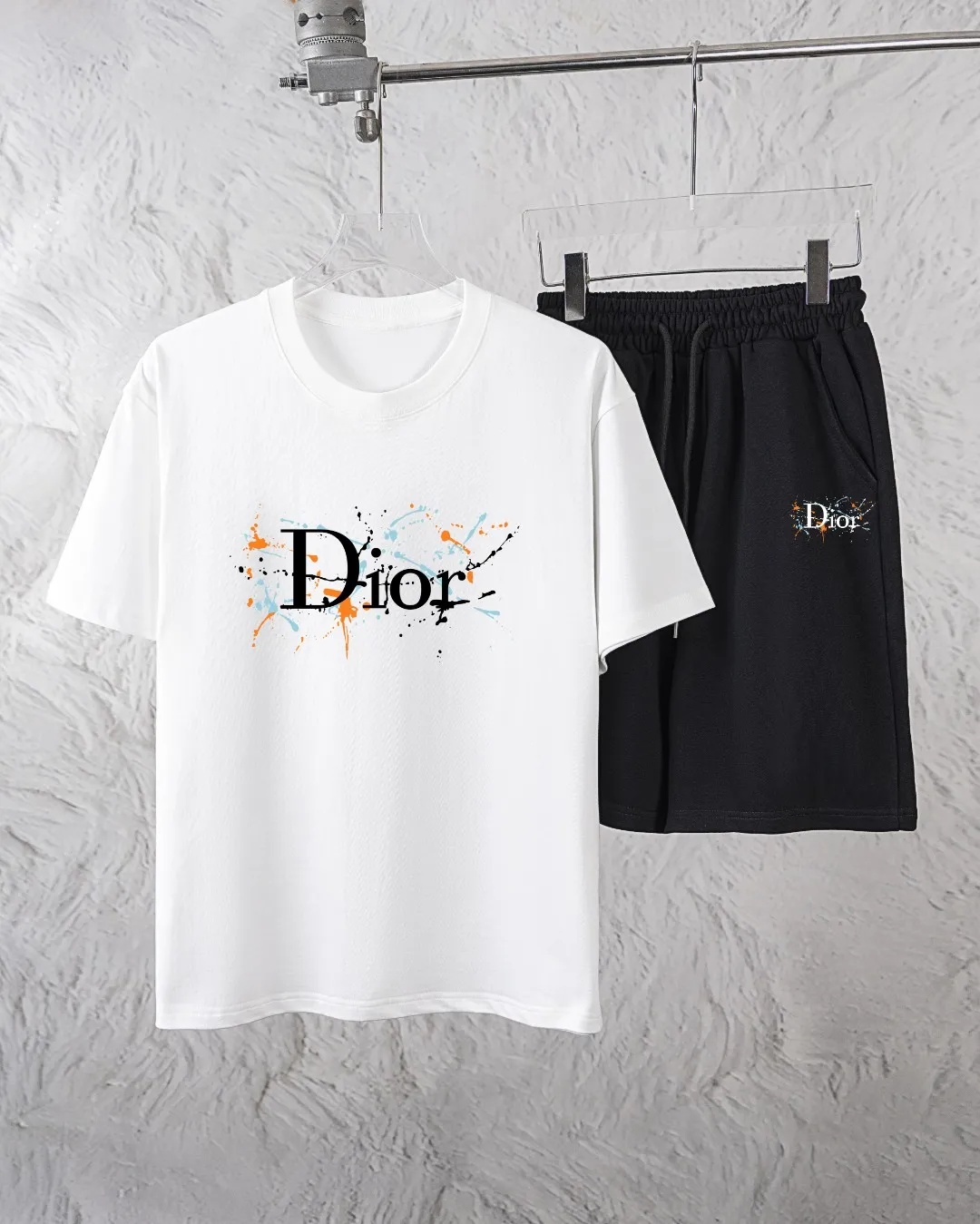 🅿️300 Dior Exclusively provides new trendy men’s fashionable round neck short-sleeved shorts suits, trendy and fashionable casual short-sleeved suits! It has high breathability and comfort, impeccable details, and brand element design concept, reflecting high quality. It presents a casual cut and the upper body shape is great! Material: 260g double yarn pure cotton short sleeves + 360g pure cotton terry shorts Size: S-XXL 🔥 (please state your height and weight when placing an order)