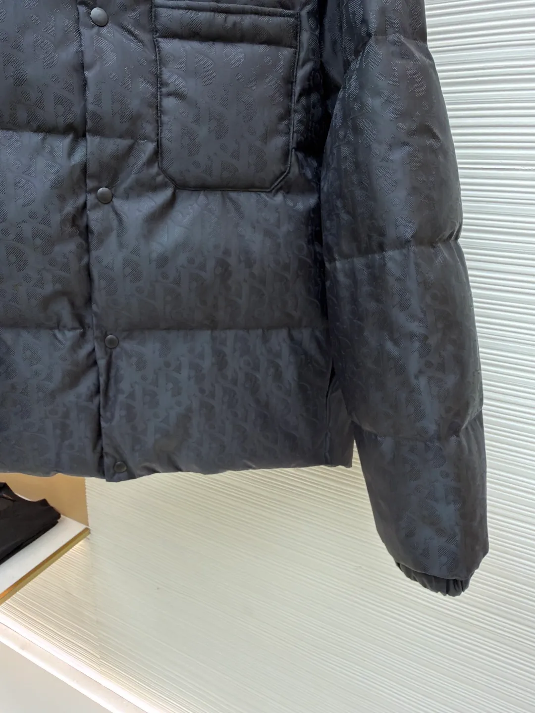Dior Dark Pattern Jacquard All-Print Down Jacket ●Original version: Purchased and developed by 21463 ●Item number: 1681387-D15 ●Material: white duck down fabric ●Technology: jacquard production ●Color: black ●Version: fitted version ●Weight: about 865 grams ●Size: S-M-L-XL ●Description: This down jacket is made of the brand's signature jacquard fabric, with the main tone of black showing a low-key luxury texture. The lapel design is matched with a metal button placket, which makes it easy to put on and take off and enhances the layering of the style; the single patch pocket design on the front chest is both practical and beautiful. In the filling process, three-dimensional quilting technology is used to evenly fill the down in the grid partitions, ensuring warmth while creating a full and crisp silhouette. In the sewing process, the jacquard fabric has been specially treated to make the texture clear and three-dimensional, the seams are neatly and firmly routed, and the buttons are made of high-quality metal material, which is durable. From jacquard weaving to down filling, every process reflects the brand's strict requirements for craftsmanship. It integrates brand recognition, thermal insulation function and high-end clothing technology to present a luxurious item that is both fashionable and practical. The overall wiring is straight and delicate, the fabric is comfortable and soft, and the color is consistent without color difference. It can be matched with the same style to create a fashionable look and control various occasions. Customized accessories, complete with three standards, same style for men and women!