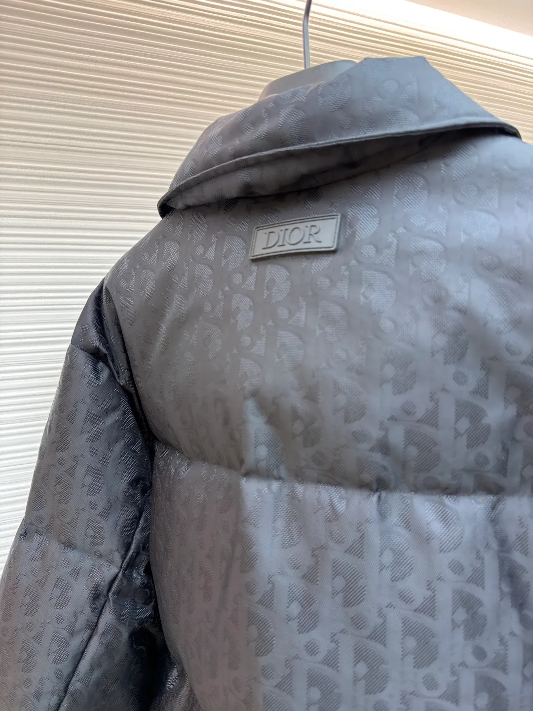 Dior Dark Pattern Jacquard All-Print Down Jacket ●Original version: Purchased and developed by 21463 ●Item number: 1681387-D15 ●Material: white duck down fabric ●Technology: jacquard production ●Color: black ●Version: fitted version ●Weight: about 865 grams ●Size: S-M-L-XL ●Description: This down jacket is made of the brand's signature jacquard fabric, with the main tone of black showing a low-key luxury texture. The lapel design is matched with a metal button placket, which makes it easy to put on and take off and enhances the layering of the style; the single patch pocket design on the front chest is both practical and beautiful. In the filling process, three-dimensional quilting technology is used to evenly fill the down in the grid partitions, ensuring warmth while creating a full and crisp silhouette. In the sewing process, the jacquard fabric has been specially treated to make the texture clear and three-dimensional, the seams are neatly and firmly routed, and the buttons are made of high-quality metal material, which is durable. From jacquard weaving to down filling, every process reflects the brand's strict requirements for craftsmanship. It integrates brand recognition, thermal insulation function and high-end clothing technology to present a luxurious item that is both fashionable and practical. The overall wiring is straight and delicate, the fabric is comfortable and soft, and the color is consistent without color difference. It can be matched with the same style to create a fashionable look and control various occasions. Customized accessories, complete with three standards, same style for men and women!