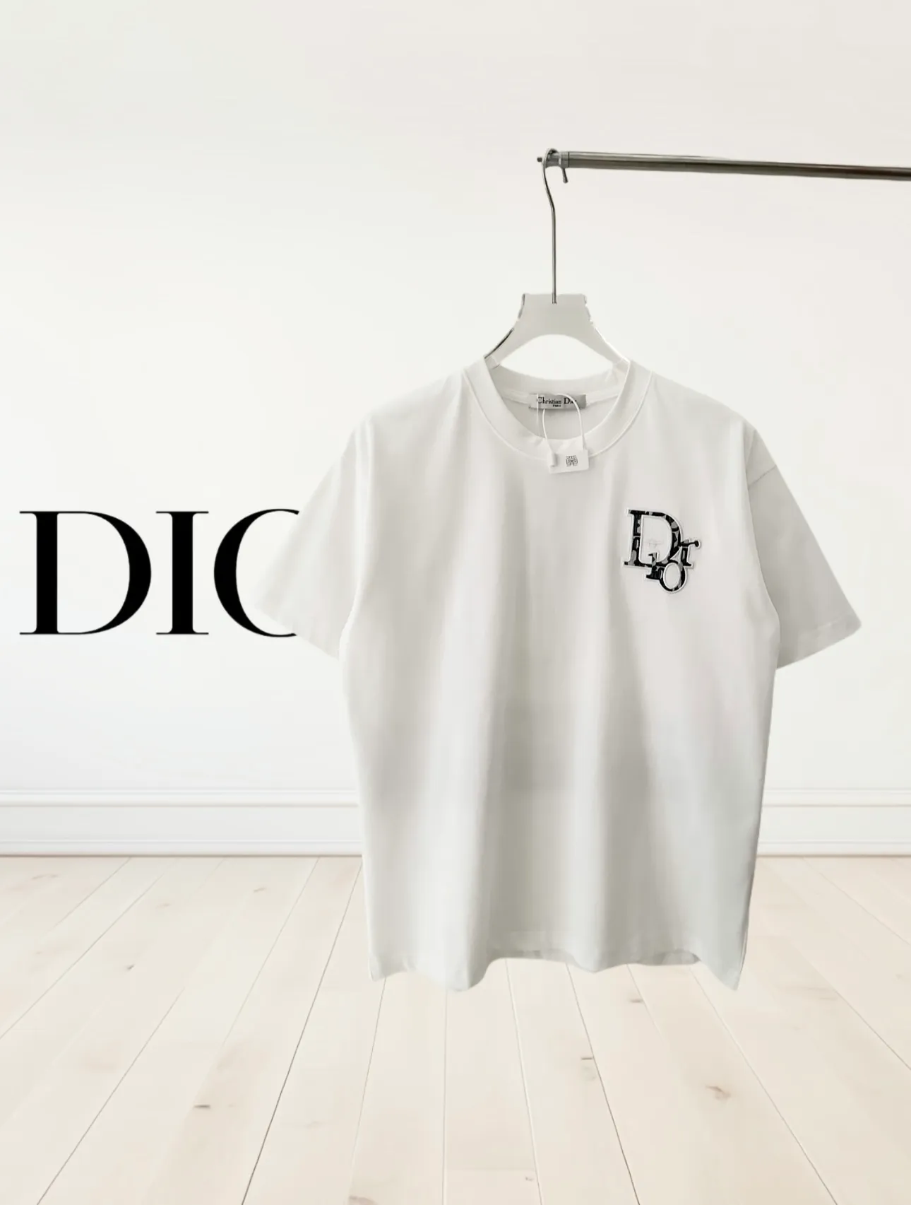 🅿️190 top replica ⭐Dior🔥dior 25SS new heavy industry pure cotton basic version patch three-dimensional embossed short-sleeved half-sleeved T-shirt The Dior brand letters on the front chest, the oversized logo on the back, and the contrasting horizontal stripe pattern are all made of highly demanding patches and permanent three-dimensional embossing. They are seamlessly inlaid and integrated into one body. The level of replica craftsmanship is extremely high. It is made of 280-gram heavy-washed pure cotton fabric, which does not shrink or deform. The feel and texture are all of the highest quality, which is different from the inferior scrawled versions on the market. The tailoring is impeccable and the three standards are complete. Same style for men and women. Size: S-xL Color: black white
