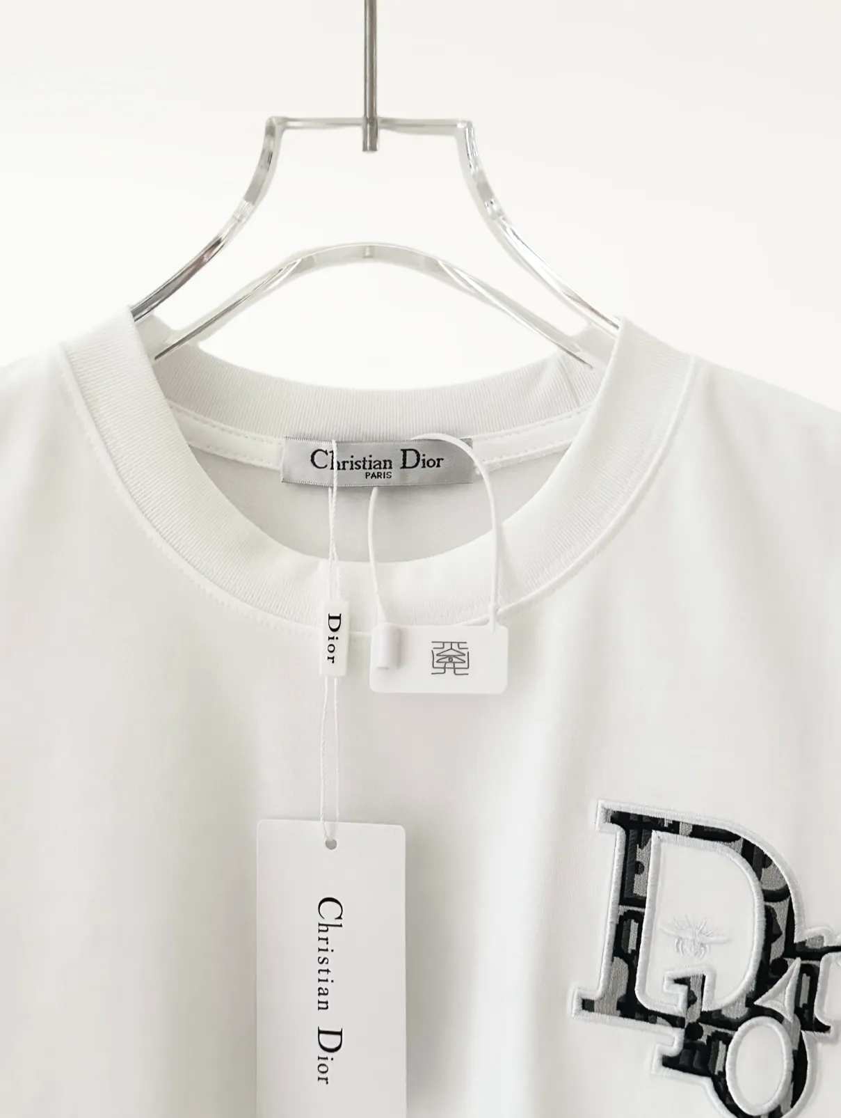 🅿️190 top replica ⭐Dior🔥dior 25SS new heavy industry pure cotton basic version patch three-dimensional embossed short-sleeved half-sleeved T-shirt The Dior brand letters on the front chest, the oversized logo on the back, and the contrasting horizontal stripe pattern are all made of highly demanding patches and permanent three-dimensional embossing. They are seamlessly inlaid and integrated into one body. The level of replica craftsmanship is extremely high. It is made of 280-gram heavy-washed pure cotton fabric, which does not shrink or deform. The feel and texture are all of the highest quality, which is different from the inferior scrawled versions on the market. The tailoring is impeccable and the three standards are complete. Same style for men and women. Size: S-xL Color: black white