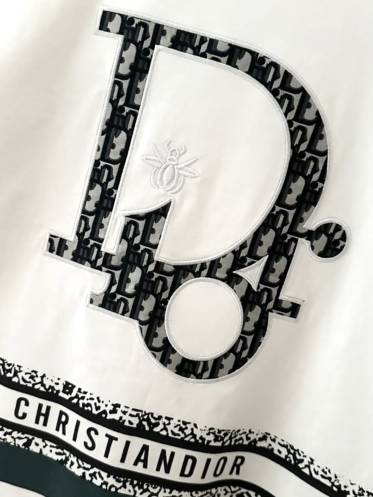 🅿️190 top replica ⭐Dior🔥dior 25SS new heavy industry pure cotton basic version patch three-dimensional embossed short-sleeved half-sleeved T-shirt The Dior brand letters on the front chest, the oversized logo on the back, and the contrasting horizontal stripe pattern are all made of highly demanding patches and permanent three-dimensional embossing. They are seamlessly inlaid and integrated into one body. The level of replica craftsmanship is extremely high. It is made of 280-gram heavy-washed pure cotton fabric, which does not shrink or deform. The feel and texture are all of the highest quality, which is different from the inferior scrawled versions on the market. The tailoring is impeccable and the three standards are complete. Same style for men and women. Size: S-xL Color: black white