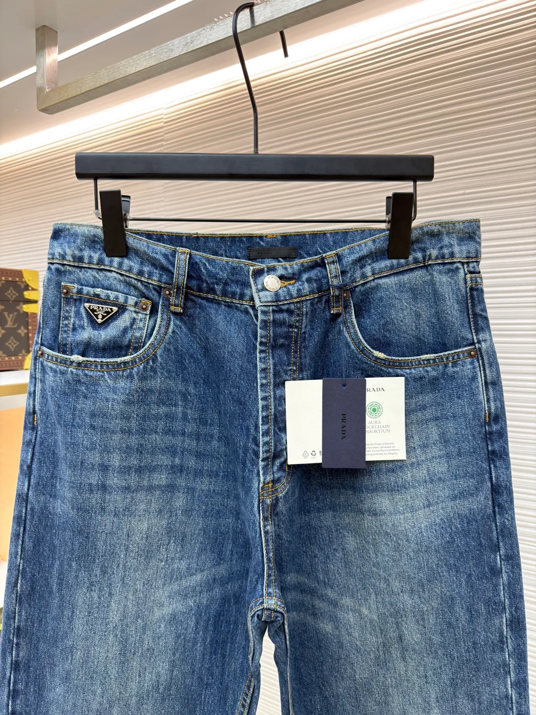 Prada triangle logo jeans ●Original version: Purchased and developed for 10700 ●Item number: 1681036-B20 ●Material: denim denim ●Technology: worn to make The Prada label paper decoration on the back is cleverly integrated. The main color is deep blue, just like the deep night sky. It reveals a luxurious charm in a low-key manner and exudes endless charm. It can easily control various styles. The infrared position of the imported special machine is used to locate the "Prada triangle mark". The position is more accurate and the stone is firmer. Combining rubbing and wrinkling whisker technology with gun-painted whisker technology. Prioritize manual rubbing in specific areas to achieve natural wrinkles. Then use specific tools to draw the texture of the whisker shape. The visual effect is full, and the broken edge hanging technology is used to achieve a natural broken edge effect by physical wear and friction on the edges. Through the combination of high-temperature steam and sandpaper, the fiber hairiness and color difference are removed to give the jeans a unique hole and wear effect. The whole strip is scanned and sprayed. Through the washing process, the color of the entire pair of jeans will have a natural fading effect in parts. The jeans will then be put into the washing equipment for desizing, stone grinding and bleaching to show a uniform fading effect. The dye will be sprayed on the entire denim fabric by a high-pressure pump to achieve the same color tone as the original. The overall wiring is straight and delicate, the fabric is comfortable and soft, and the color is consistent without color difference. It can be matched with the same style to create a fashionable look and control various occasions. Customized accessories, complete with three standards, same style for men and women!