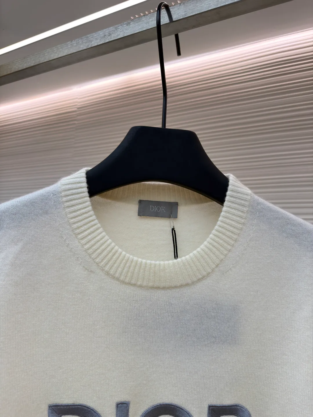 Dior 1947 embroidered bottoming sweater ●Original version: 14,000 purchased and developed ●Item number: 1681271-B05 ●Fabric: wool blended fabric ●Technology: embroidery production ●Color: white ●Version: fitted version ●Weight: about 305 grams ●Size: XS-S-M-L ●Description: The original version was purchased from the official website for coloring [1:1 coloring and final dyeing]. The color similarity is as high as 95% or more. The wool material is customized [Zhenpin Cashmere]; the main advantages of cashmere are: [Delicate and soft]: High quality The cashmere fiber [average fineness is below 15.5 microns] (higher than 95% of similar levels), which is finer than the finest wool, and finer than other fibers such as mohair, alpaca, camel hair, etc.; because of its fineness, it will It is soft, and when you wear it next to your body, you will feel your whole body being kissed and touched by it, and relax; [Cashmere is a very warm material], maybe chemical fiber thermal underwear9 is also warm, but the warmth of cashmere is different, it is warm, fiber The curves and turns of the fibers form a layer of warm air that surrounds you, [light and soft but not stuffy]. Different grades of cashmere have different feelings, and the touch is quite different; even if cashmere is everywhere in the streets, high-standard cashmere is still in the minority. [Skin-friendly and smooth]: The overall wiring is straight and delicate, the fabric is comfortable and soft, and the color is consistent without color difference. It can be matched with the same style to create a fashionable look and control various occasions. Customized accessories, complete with three standards, same style for men and women!