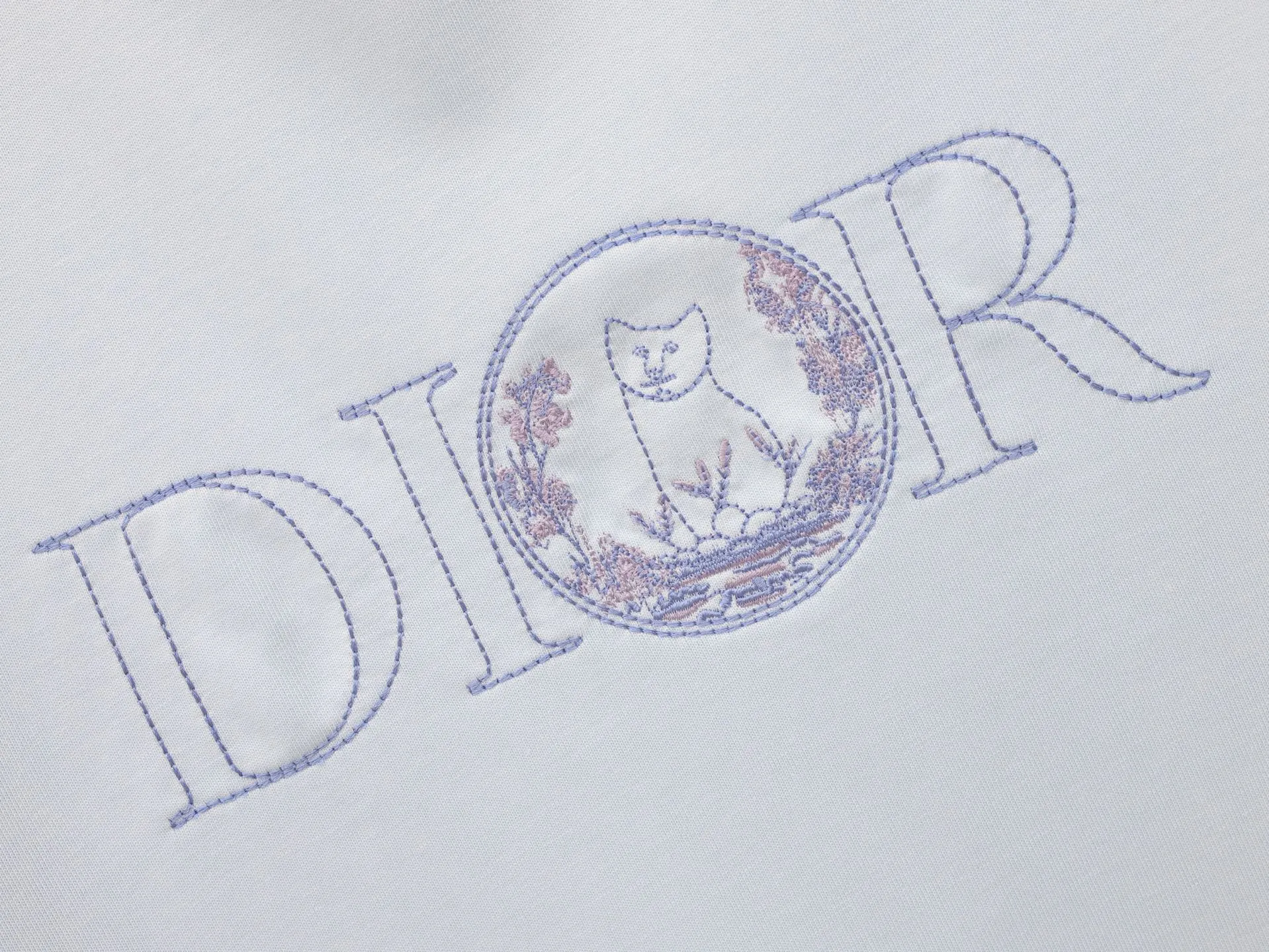 🅿️250 Dio*/Dior 25 new embroidered hollow letter cat pattern round neck short-sleeved T-shirt 270g washed cotton, 36 double yarns, stable, tight and thick feel Four-thread dense edges, double-thread collar edge, double-needle chain bottom hemming and threading Front embroidery, fine workmanship, the cat logo pattern is full of fun Size: S/M/L/XL