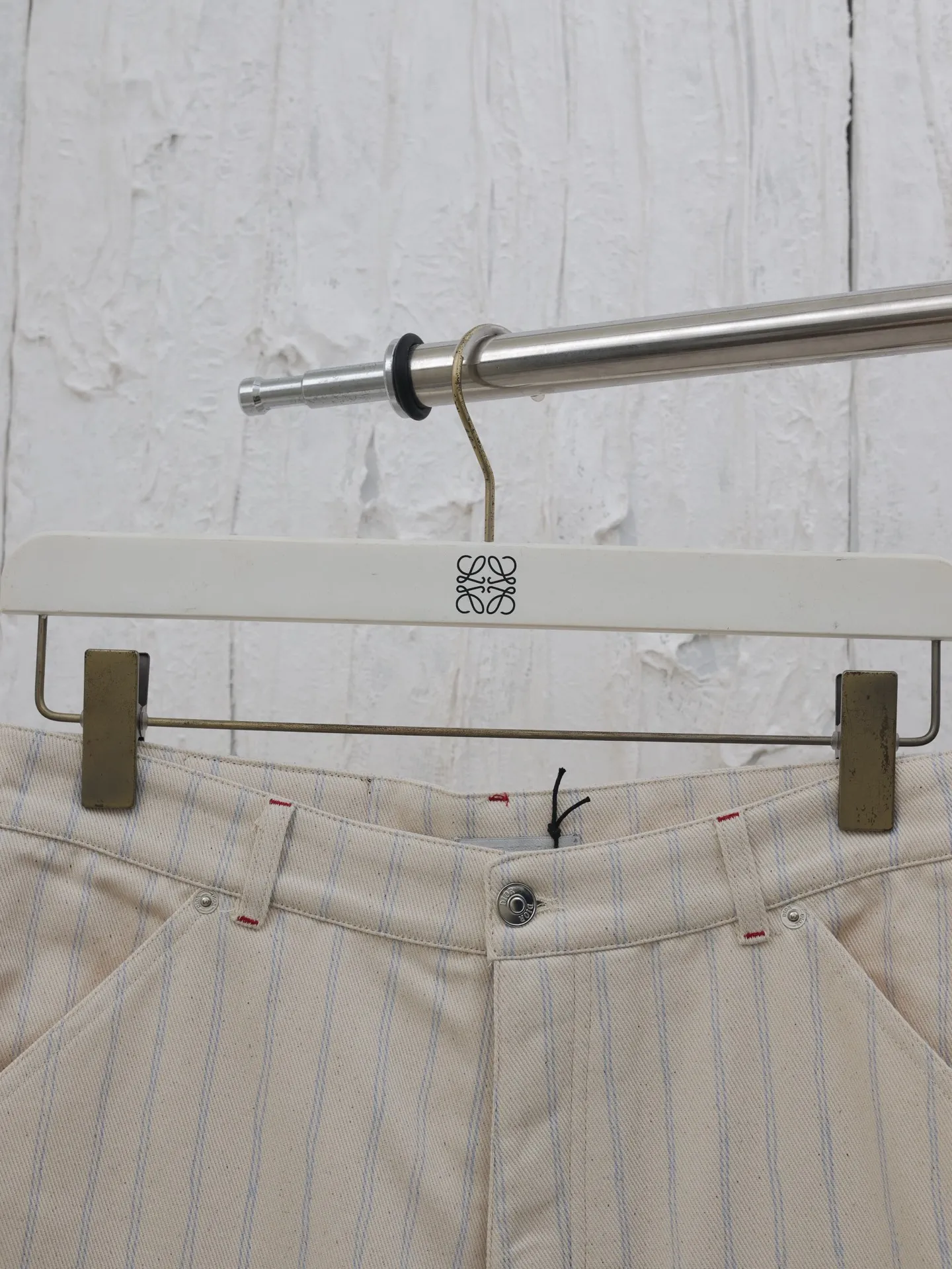 🅿️380 Dio*/Dior 2025 SS new spring and summer jersey shorts. Customized beige cotton fabric, classic pinstripe design all over. Engraved hardware buttons, classic letter logo embroidery in the same color. Matched with brown leather patch on the back, three-dimensional tailoring. Very wide version. Size: S/M/L/XL