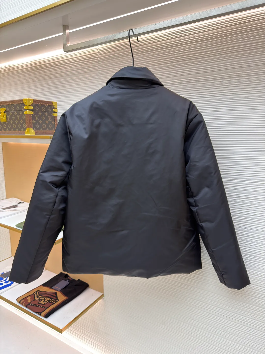 Prada Triangle Logo Down Jacket ●Original version: Purchased and developed at 15769 ●Item No.: 1680875-C65 ●Fabric: nylon fabric ●Technology: Positioning cutting machine ●Version: Fitted version ●Weight: about 875 grams ●Size: S-M-L-XL ●Description: Prada Triangle Logo Down Jacket Made of recycled yarn, different from the Bird brand's hard shell, softer and the same material on the inside It has a strong sense of functionality. The classic triangular logo on the chest. The inner workmanship is extremely complex and fine, with excellent stitching and stitching. Inner pockets, labels, shirt-style collar, straight sleeves, zipper opening and closing, zipper welt pockets, straight cuffs, dropped shoulders, straight hem. All are made according to the original version. The hangtags, wash marks, air holes, snap buttons, and chest labels are all custom-made from the original molds. The overall wiring is straight and delicate, the fabric is comfortable and soft, and the color is consistent without color difference. It can be matched with the same style to create a fashionable look and control various occasions. Customized accessories, complete with three standards, same style for men and women!