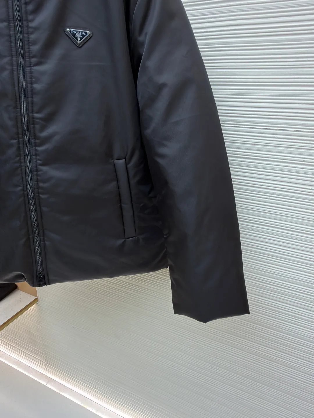 Prada Triangle Logo Down Jacket ●Original version: Purchased and developed at 15769 ●Item No.: 1680875-C65 ●Fabric: nylon fabric ●Technology: Positioning cutting machine ●Version: Fitted version ●Weight: about 875 grams ●Size: S-M-L-XL ●Description: Prada Triangle Logo Down Jacket Made of recycled yarn, different from the Bird brand's hard shell, softer and the same material on the inside It has a strong sense of functionality. The classic triangular logo on the chest. The inner workmanship is extremely complex and fine, with excellent stitching and stitching. Inner pockets, labels, shirt-style collar, straight sleeves, zipper opening and closing, zipper welt pockets, straight cuffs, dropped shoulders, straight hem. All are made according to the original version. The hangtags, wash marks, air holes, snap buttons, and chest labels are all custom-made from the original molds. The overall wiring is straight and delicate, the fabric is comfortable and soft, and the color is consistent without color difference. It can be matched with the same style to create a fashionable look and control various occasions. Customized accessories, complete with three standards, same style for men and women!