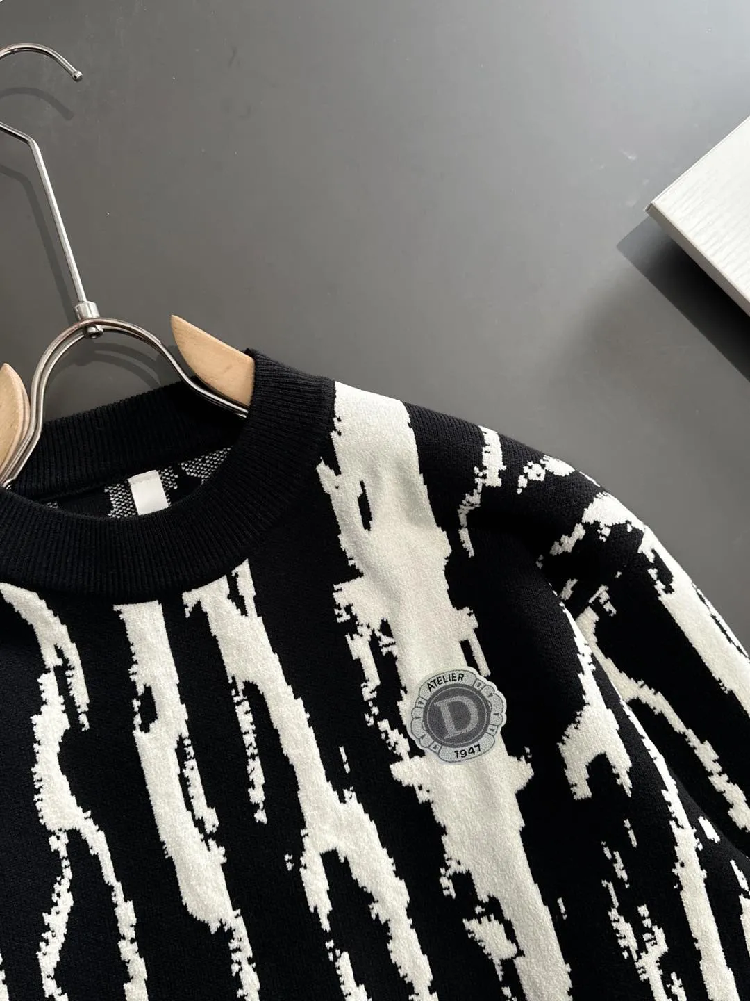 🅿️380 next day shipping Dior 2025 official website latest round neck sweater for autumn and winter, popular models are on sale at the same time at the counter! Specially made of wool blended fabric. It feels comfortable and can be directly in contact with the skin. The logo badge is exquisitely embroidered, which is extremely eye-catching! The details highlight the fashionable charm of big brands. Exquisite workmanship. Three-dimensional cutting style. The wearing effect is invincible and handsome! All three standards are complete! Size: M-3XL