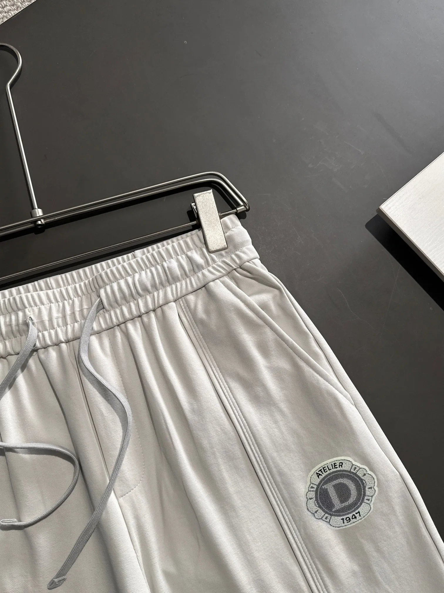 🅿️380 next day shipping Dior 2025 spring and summer new elastic band casual pants, thin counter custom fabrics, high breathability and comfort, impeccable details, brand element design concept, reflecting high quality. It feels delicate and soft! It presents a casual cut and the upper body shape is great! Size: M-4XL