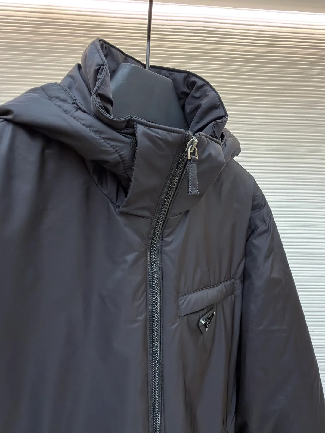 Prada triangle logo down jacket [Messi's same style] ●Original version: purchased and developed by 14606 ●Item number: 1681656-D35 ●Fabric: white duck down fabric ●Technology: mechanical down filling ●Color: black ●Version: fitted version ●Weight: about 760 grams ●Size: 46-48-50-52 ●Description: The brand's iconic regenerated nylon fabric is selected, which has the same performance as traditional nylon and has high strength, tear resistance, wear resistance and other characteristics. It is lightweight and waterproof, suitable for various scenarios. It is anti-wrinkle and quick-drying and is easy to care for and maintain on a daily basis. It pays attention to details, such as the collar, cuffs and hem are carefully cut and sewn to ensure that the entire down jacket looks exquisite and stylish. Brand logo: The triangle logo on the chest is cleverly integrated into Prada's brand elements to enhance brand recognition. It uses 90 white duck down with a fill power of 220g to ensure excellent thermal insulation performance. After the velvet has been strictly screened and processed, it is not easy to get rid of the velvet. Pay equal attention to practicality and beauty: not only focusing on beautiful design, but also emphasizing practicality to ensure that the wearer can feel warm and comfortable while enjoying fashion. The overall wiring is straight and delicate, the fabric is comfortable and soft, and the color is consistent without color difference. It can be matched with the same style to create a fashionable look and control various occasions. Customized accessories, complete with three standards, same style for men and women!