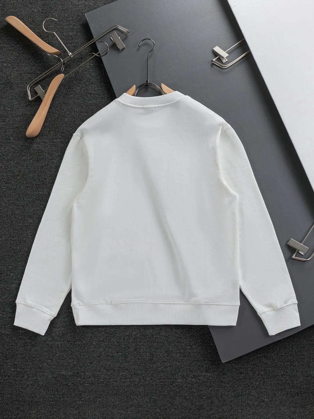 🅿️280 Dior Dior micro wide version CD micro wide version S-Xl 25ss autumn and winter sweatshirt, forever unbeatable, classic style, permanent boutique, counter timeless classic washed style, CD letter logo on chest🪡 embroidery, neckline, sleeve hem, washed heavy craftsmanship logo pattern, heavy craftsmanship, same style for men and women, short-sleeved T-shirt, cotton blended terry jersey fabric, original development This is from the 2025 beachwear limited series. The full-logo jacquard towel highlights the classic Obliave flower. It is matched with an S-shaped round neck and topstitching. It is unique. The whole body is decorated with obliqve jacquard. The ribbed round neck is matched with V-shaped topstitching. Customized accessories. The whole body is customized and developed according to the Y-panel... Complete with three standards, it can control various styles and pay tribute to Dior's historic year! Coupled with the blessing of full-flower cotton material, both the upper body comfort and the existence are unparalleled. It can be said to be a must-have companion in summer. The excellent breathability and comfortable wearing feeling are unparalleled~ Recommended! ! Same style for men and women! Color: Black White Lake Blue Size: S-XL Size chart: S: Shoulder width 55-Bust 56-Length 71.5 M: Shoulder width 56.5-Bust 58-Length 73 L: Shoulder width 58-Bust 60-Length 74.5 XL: Shoulder width 59.5-Bust 62-Length 76