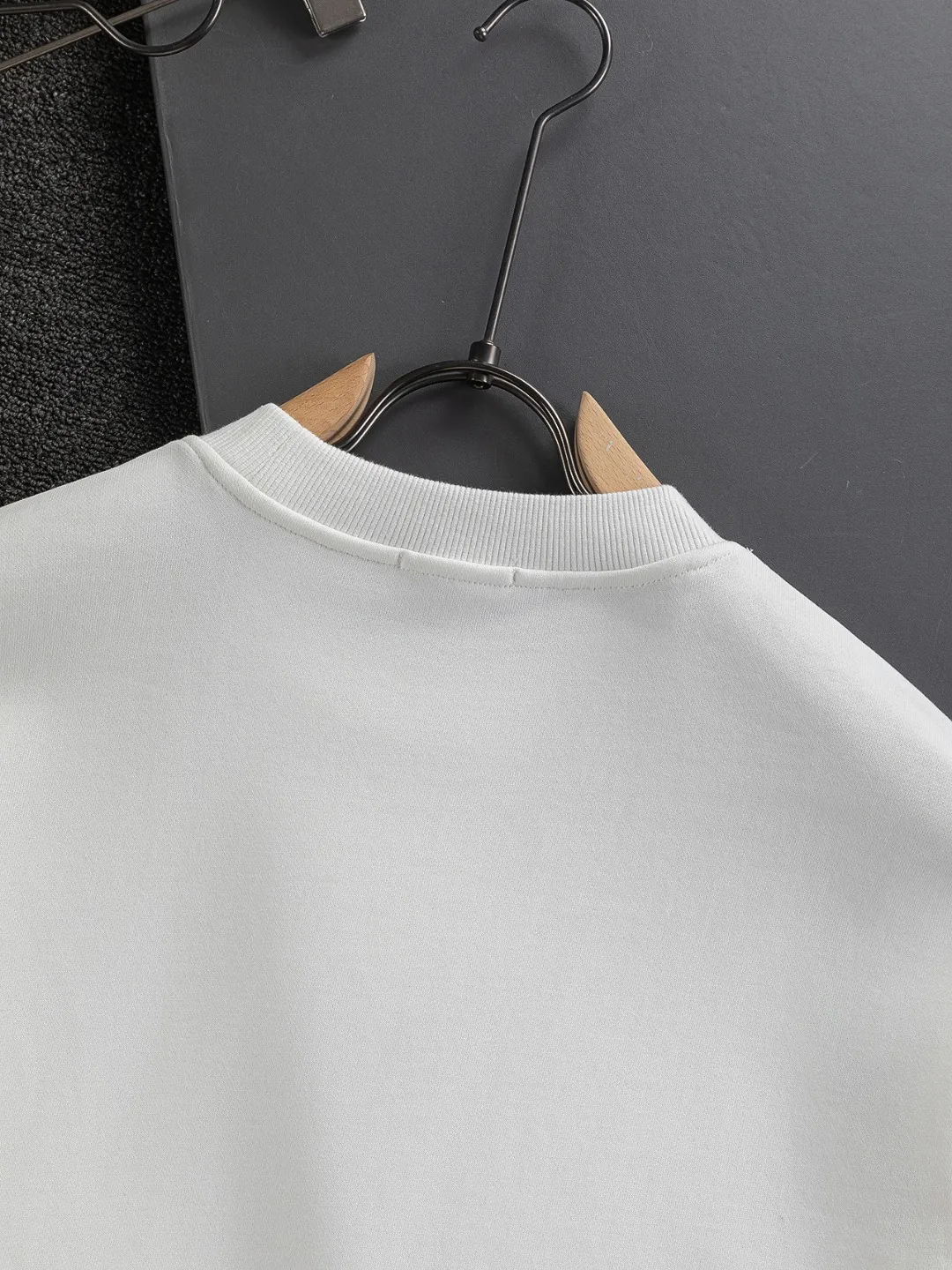 🅿️280 Dior Dior micro wide version CD micro wide version S-Xl 25ss autumn and winter sweatshirt, forever unbeatable, classic style, permanent boutique, counter timeless classic washed style, CD letter logo on chest🪡 embroidery, neckline, sleeve hem, washed heavy craftsmanship logo pattern, heavy craftsmanship, same style for men and women, short-sleeved T-shirt, cotton blended terry jersey fabric, original development This is from the 2025 beachwear limited series. The full-logo jacquard towel highlights the classic Obliave flower. It is matched with an S-shaped round neck and topstitching. It is unique. The whole body is decorated with obliqve jacquard. The ribbed round neck is matched with V-shaped topstitching. Customized accessories. The whole body is customized and developed according to the Y-panel... Complete with three standards, it can control various styles and pay tribute to Dior's historic year! Coupled with the blessing of full-flower cotton material, both the upper body comfort and the existence are unparalleled. It can be said to be a must-have companion in summer. The excellent breathability and comfortable wearing feeling are unparalleled~ Recommended! ! Same style for men and women! Color: Black White Lake Blue Size: S-XL Size chart: S: Shoulder width 55-Bust 56-Length 71.5 M: Shoulder width 56.5-Bust 58-Length 73 L: Shoulder width 58-Bust 60-Length 74.5 XL: Shoulder width 59.5-Bust 62-Length 76