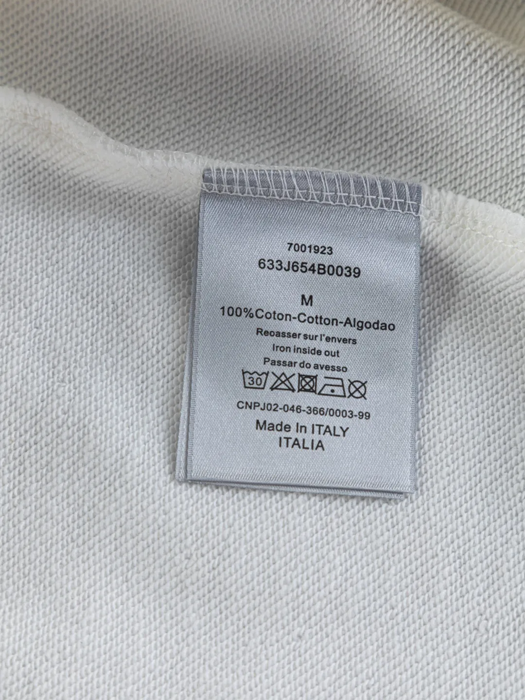 🅿️280 Dior Dior micro wide version CD micro wide version S-Xl 25ss autumn and winter sweatshirt, forever unbeatable, classic style, permanent boutique, counter timeless classic washed style, CD letter logo on chest🪡 embroidery, neckline, sleeve hem, washed heavy craftsmanship logo pattern, heavy craftsmanship, same style for men and women, short-sleeved T-shirt, cotton blended terry jersey fabric, original development This is from the 2025 beachwear limited series. The full-logo jacquard towel highlights the classic Obliave flower. It is matched with an S-shaped round neck and topstitching. It is unique. The whole body is decorated with obliqve jacquard. The ribbed round neck is matched with V-shaped topstitching. Customized accessories. The whole body is customized and developed according to the Y-panel... Complete with three standards, it can control various styles and pay tribute to Dior's historic year! Coupled with the blessing of full-flower cotton material, both the upper body comfort and the existence are unparalleled. It can be said to be a must-have companion in summer. The excellent breathability and comfortable wearing feeling are unparalleled~ Recommended! ! Same style for men and women! Color: Black White Lake Blue Size: S-XL Size chart: S: Shoulder width 55-Bust 56-Length 71.5 M: Shoulder width 56.5-Bust 58-Length 73 L: Shoulder width 58-Bust 60-Length 74.5 XL: Shoulder width 59.5-Bust 62-Length 76