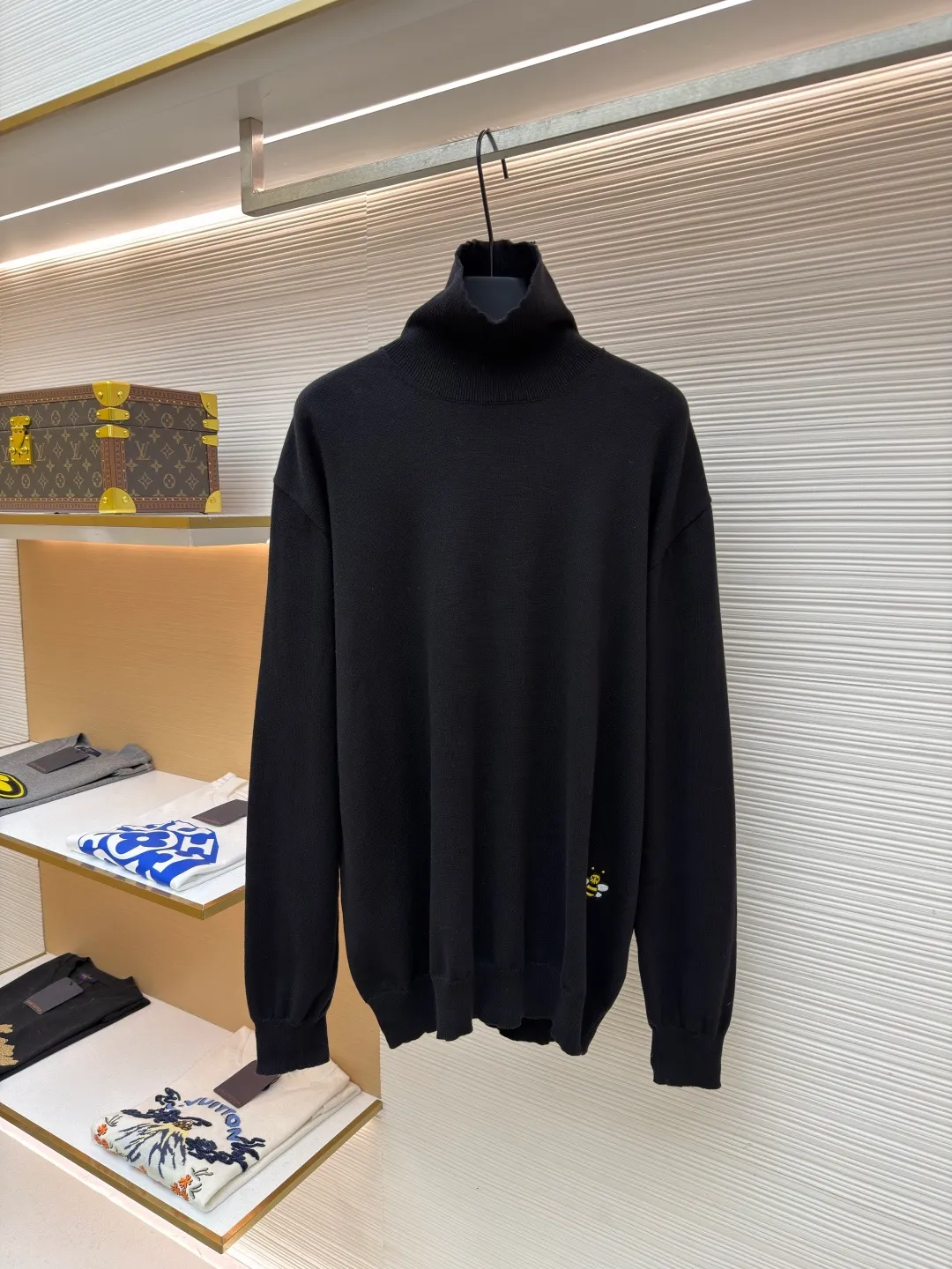 Dior little bee embroidery turtleneck bottoming sweater ●Original version: Purchased and developed by 6347 ●Item number: 1682712-A75 ●Material: cashmere fabric ●Technology: embroidered knitting ●Color: black ●Version: fitted version ●Weight: about 390 grams ●Size: S-M-L-XL ●Description: Made of 75% cashmere, 25% cotton. The upper body of this type of garment has a certain warmth-keeping effect and a soft feeling on the upper body. The embroidery uses 3D three-dimensional embroidery, and the embroidery effect is perfectly restored by imported machines. Colors and sizes are the same as the original. This CD sweater is a new take on a classic piece. Crafted from black cashmere jersey, it's uniquely embroidered with a 3D Bee logo embroidered on the front. Designed with a high collar and regular fit, it can be easily worn with tailored trousers for a stylish look. The overall wiring is straight and delicate, the fabric is comfortable and soft, and the color is consistent without color difference. It can be matched with the same style to create a fashionable look and control various occasions. Customized accessories, complete with three standards, same style for men and women!