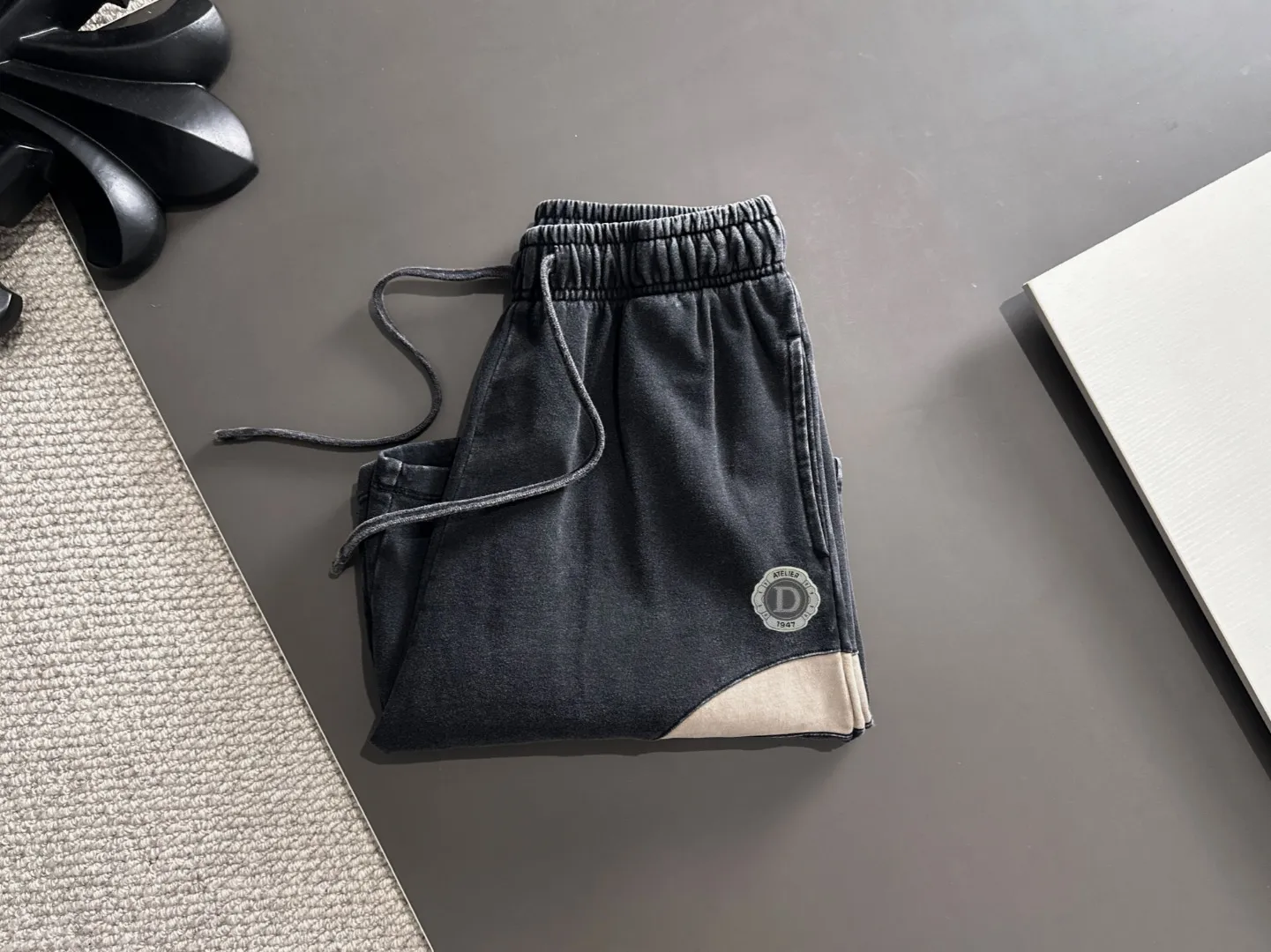 🅿️330 shipped next day, high quality DIOR/Dior 2025 spring and summer new casual solid color loose shorts with elastic band, two needle stitches at the hem of the trousers, fine and firm stitching, custom-made fabrics at the counter with high breathability and comfort, impeccable details, brand element design concept, reflecting high quality. It feels delicate and soft! It presents a casual cut and the upper body shape is great! Size: S-XXL