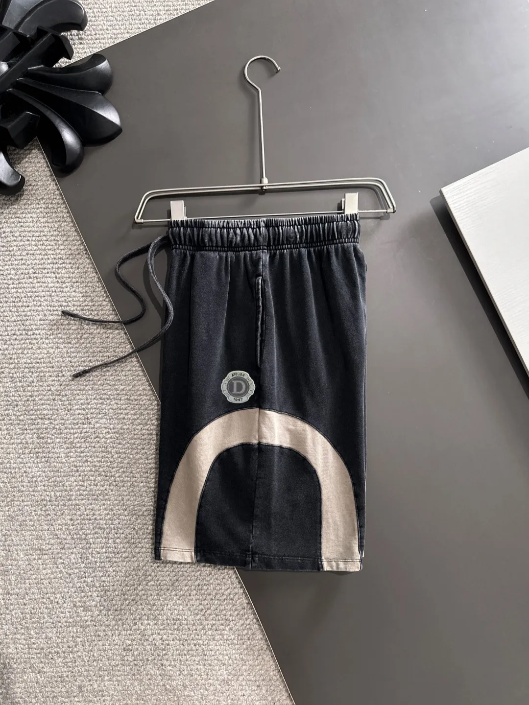 🅿️330 shipped next day, high quality DIOR/Dior 2025 spring and summer new casual solid color loose shorts with elastic band, two needle stitches at the hem of the trousers, fine and firm stitching, custom-made fabrics at the counter with high breathability and comfort, impeccable details, brand element design concept, reflecting high quality. It feels delicate and soft! It presents a casual cut and the upper body shape is great! Size: S-XXL