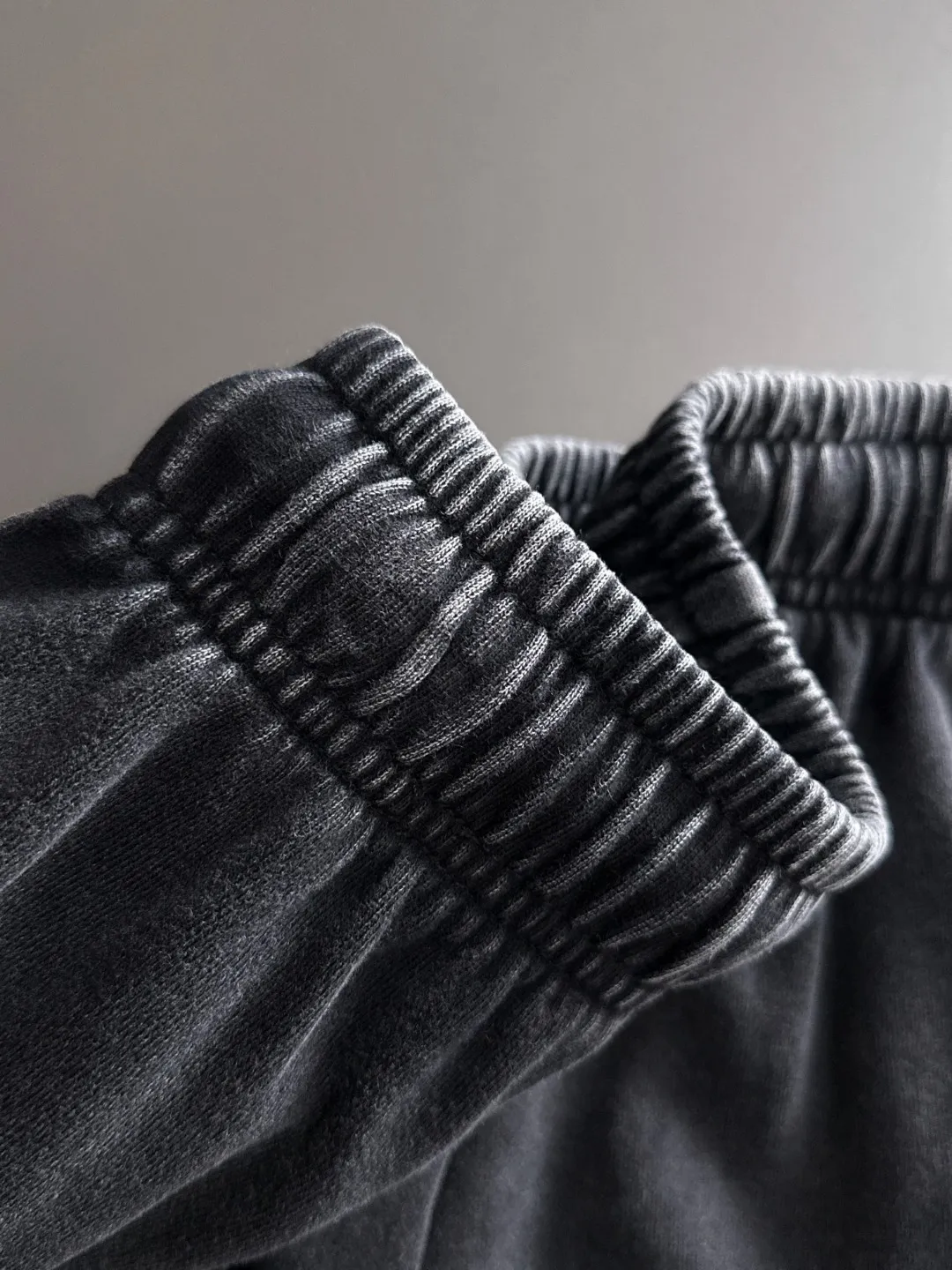 🅿️330 shipped next day, high quality DIOR/Dior 2025 spring and summer new casual solid color loose shorts with elastic band, two needle stitches at the hem of the trousers, fine and firm stitching, custom-made fabrics at the counter with high breathability and comfort, impeccable details, brand element design concept, reflecting high quality. It feels delicate and soft! It presents a casual cut and the upper body shape is great! Size: S-XXL