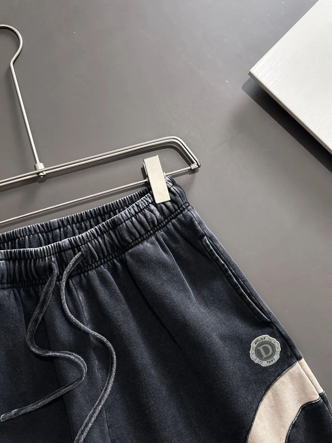 🅿️330 shipped next day, high quality DIOR/Dior 2025 spring and summer new casual solid color loose shorts with elastic band, two needle stitches at the hem of the trousers, fine and firm stitching, custom-made fabrics at the counter with high breathability and comfort, impeccable details, brand element design concept, reflecting high quality. It feels delicate and soft! It presents a casual cut and the upper body shape is great! Size: S-XXL