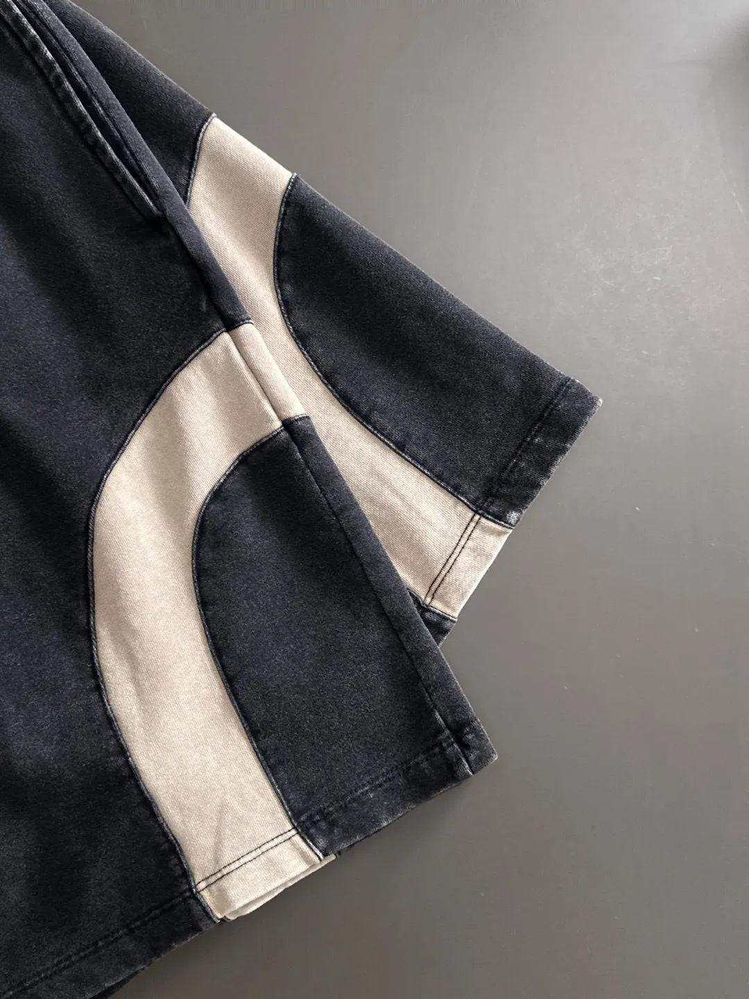 🅿️330 shipped next day, high quality DIOR/Dior 2025 spring and summer new casual solid color loose shorts with elastic band, two needle stitches at the hem of the trousers, fine and firm stitching, custom-made fabrics at the counter with high breathability and comfort, impeccable details, brand element design concept, reflecting high quality. It feels delicate and soft! It presents a casual cut and the upper body shape is great! Size: S-XXL