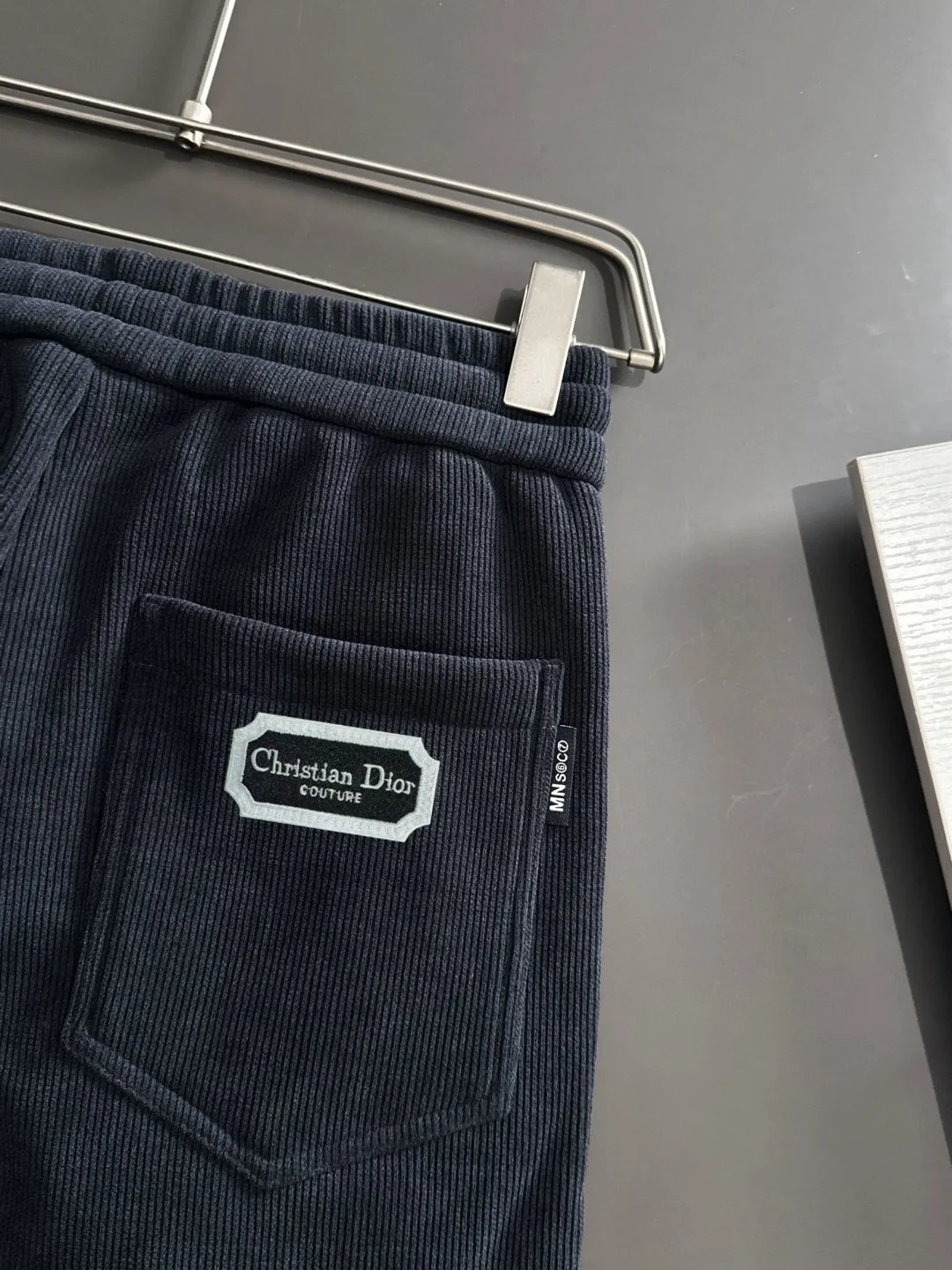 🅿️380 next day shipping Dior 2025 new early spring elastic band casual pants, thickened with velvet to keep warm. The custom-made fabrics at the counter are highly breathable and comfortable, with impeccable details and brand element design concepts, reflecting high quality. It feels delicate and soft! It presents a casual cut and the upper body shape is great! Size: M-4XL