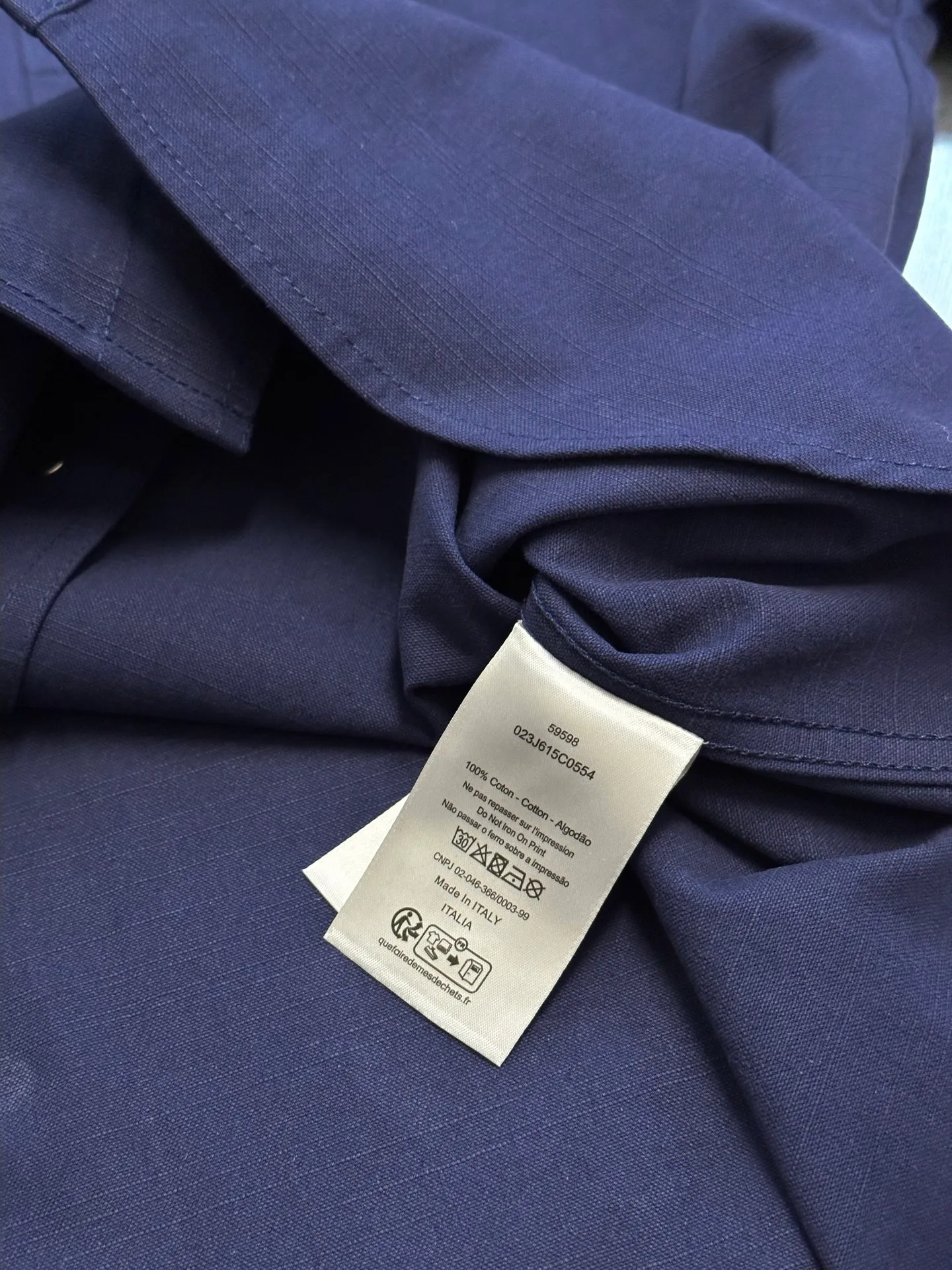 🅿️490 Dior LEWIS HAMILTON Curtain Call Shirt Crafted from blue cotton, it is decorated with patch pockets on the chest, one of which is embellished with tonal co-branded embroidery, reinterpreting the logo in a graphic style. Pair with shorts from the limited collection for a refined look.  Chambray is made of plain weave, which is characterized by interweaving yarn materials of different colors in the warp and weft. It can reflect different levels of light and shade under different light angles, and the colors are rich in changes. The cloth is light and thin in texture, smooth and soft in body, and comfortable to wear. After a specific finishing process, its elasticity and feel are further improved.  Flat stitch embroidery three-dimensional craft is a special embroidery technique that uses flat stitch to create embroidery with a three-dimensional feel. This process creates a richer three-dimensional effect and layering by precisely controlling the depth and angle of the stitches and increasing the density and length.  size:36.38.40.42