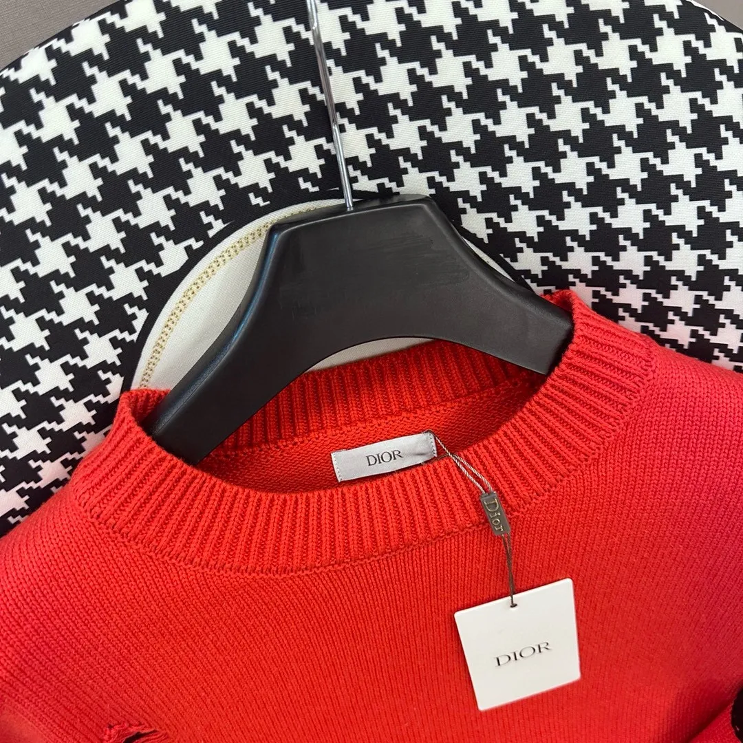 🅿️360 DIOR CD Sheep Wool Blend Jersey Sweater This sweater is a new product in the 2024 spring and summer men's wear series. It comes from the AND OTANIWORKSHOP joint series. The sleeves display brand embroidery. The back is decorated with Ben Lee's theme pattern. It is carefully made of white and navy blue sheep wool blend jersey fabric. Round neck design presents a fashionable burnt effect style. It can be matched with all kinds of casual clothing to create a classic look. The patch pattern is a combination of stitch embroidery and needle embroidery. The theme pattern uses needle embroidery, using finer wool. The pattern is formed by inserting stitches, which has a unique texture and artistic effect. The cuff wool embroidery thread is inserted into the needle embroidery process. The needles are interwoven with needles of different lengths to achieve an uneven effect. The embroidery surface is specially treated, and wool is used to embroider the embroidery. Its fineness makes the silk thread smooth and smooth. Then the flat embroidery stitch is used to finish the overall embroidery pattern. The body is designed with irregular holes. It has a casual and uninhibited design and feels fluffy. It has high resilience and is not restrictive. When washing, the focus is on creating the velvety texture of cashmere itself. It is soft to the touch, not sticky, and does not stick to the body.