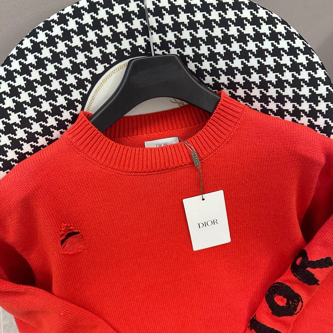 🅿️360 DIOR CD Sheep Wool Blend Jersey Sweater This sweater is a new product in the 2024 spring and summer men's wear series. It comes from the AND OTANIWORKSHOP joint series. The sleeves display brand embroidery. The back is decorated with Ben Lee's theme pattern. It is carefully made of white and navy blue sheep wool blend jersey fabric. Round neck design presents a fashionable burnt effect style. It can be matched with all kinds of casual clothing to create a classic look. The patch pattern is a combination of stitch embroidery and needle embroidery. The theme pattern uses needle embroidery, using finer wool. The pattern is formed by inserting stitches, which has a unique texture and artistic effect. The cuff wool embroidery thread is inserted into the needle embroidery process. The needles are interwoven with needles of different lengths to achieve an uneven effect. The embroidery surface is specially treated, and wool is used to embroider the embroidery. Its fineness makes the silk thread smooth and smooth. Then the flat embroidery stitch is used to finish the overall embroidery pattern. The body is designed with irregular holes. It has a casual and uninhibited design and feels fluffy. It has high resilience and is not restrictive. When washing, the focus is on creating the velvety texture of cashmere itself. It is soft to the touch, not sticky, and does not stick to the body.